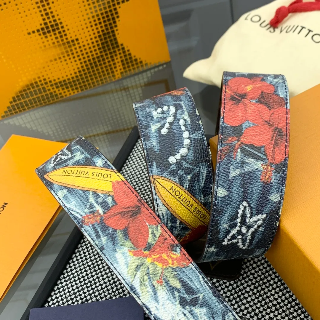 💰480💰Full package💰 💍Purchase-grade LV Louis Vuitton [New product] Genuine version Width 40MM The 2024 early autumn men's wear series follows the footsteps of Dandy sailors and embarks on a global journey. This LV Tag reversible belt has a surf-style pattern on one side, evoking memories of tropical island trips, and flips it over to reveal the classic Monogram element. LV Tag buckle adds another touch of attention