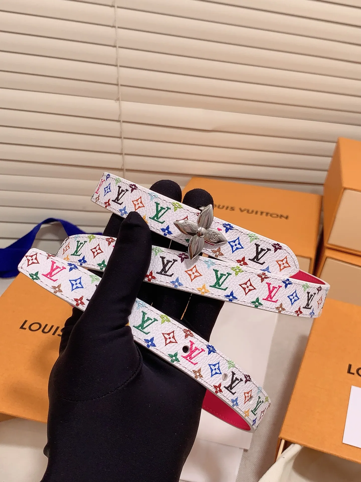 💰460💰Full package💰 💍Purchasing-grade Louis vuitton⚡️🌹Width: 1.5cm l v Takashi Murakami co-branded belt. Practical and exquisite ⚡️🌹Exquisite and beautiful 1.5mm women's belt⚡️🌹With a flower-shaped enamel effect letter buckle, the upper body effect is great.