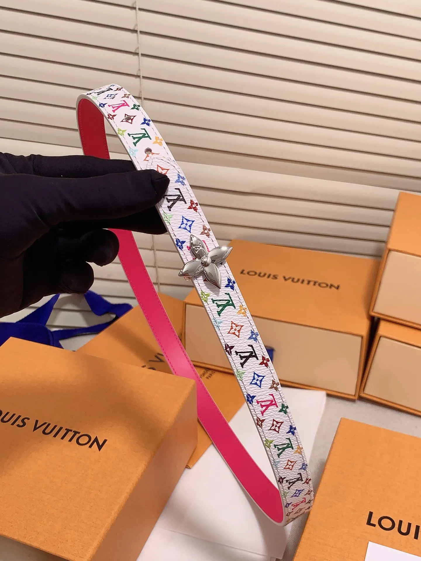 💰460💰Full package💰 💍Purchasing-grade Louis vuitton⚡️🌹Width: 1.5cm l v Takashi Murakami co-branded belt. Practical and exquisite ⚡️🌹Exquisite and beautiful 1.5mm women's belt⚡️🌹With a flower-shaped enamel effect letter buckle, the upper body effect is great.