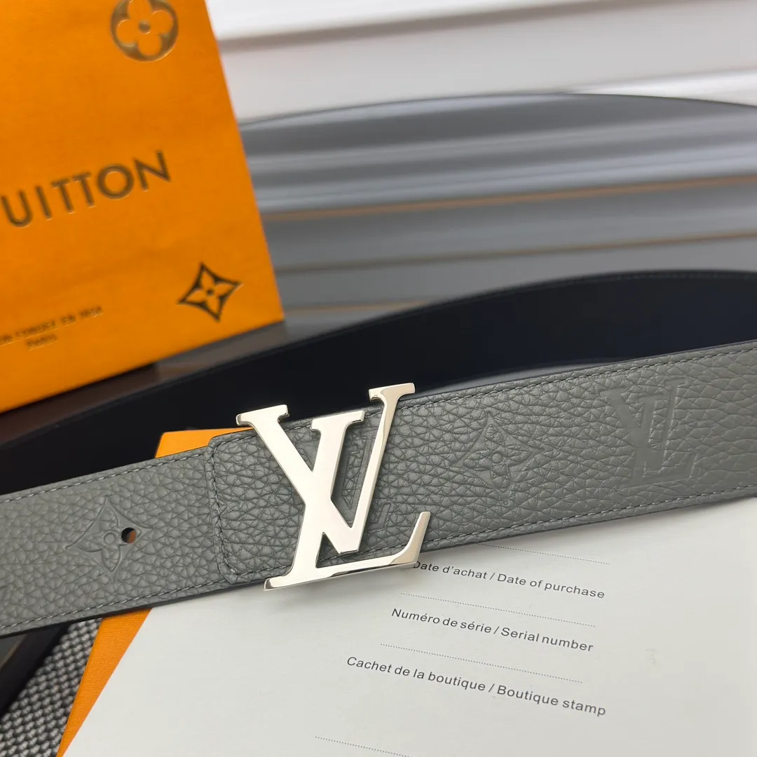 💰520💰Full package💰 💍Purchasing level This LV Taurillon double-sided belt is decorated with grained Monogram embossed cow leather and smooth cow leather on both sides. The brass buckle continues the leather tone, showing off the elegant style in the elegant design.