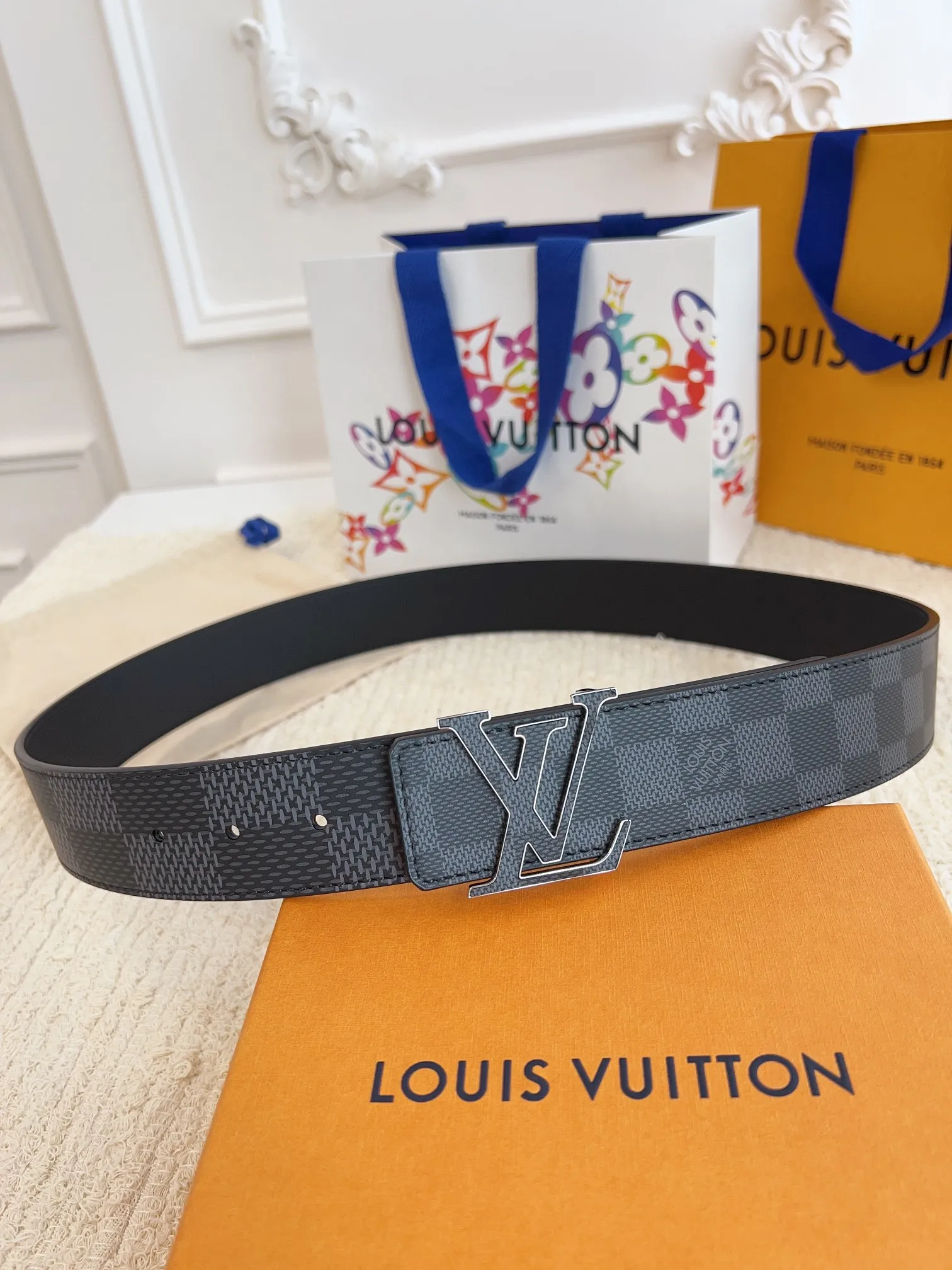 💰480💰Authentic packaging💰 💍Purchase level Lvjia M0340 width 4cm. The surface is original calfskin with a new printing style effect. The bottom is soft black calfskin leather. The classic letter buckle is inlaid with calfskin printing effect. It feels great. It took several months to create it from buying the original version to development. The material selection and workmanship details are comparable to ZP.