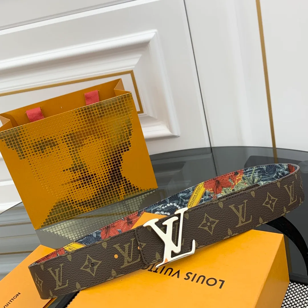 💰480💰Full package💰 💍Purchase-grade LV Louis Vuitton [New product] Genuine version Width 40MM The 2024 early autumn men's wear series follows the footsteps of Dandy sailors and embarks on a global journey. This LV Tag reversible belt has a surf-style pattern on one side, evoking memories of tropical island trips, and flips it over to reveal the classic Monogram element. LV Tag buckle adds another touch of attention