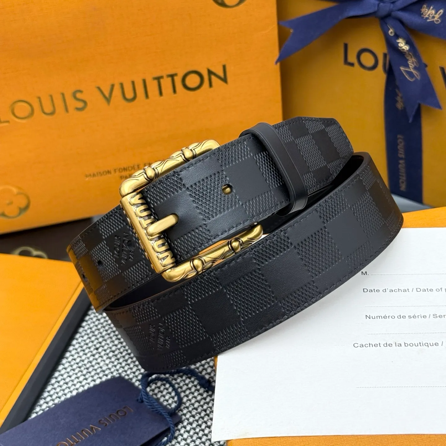 💰520💰Full package💰 💍Purchasing-grade LV⚡️🌹This Drift Rockabilly 3.5cm width belt shows strong aura and confident energy with the classic combination of deep tones and glossy metal parts. Cracked leather and intricate buckles subtly convey early rock and roll trends, breaking the traditional paradigm of men's wear.