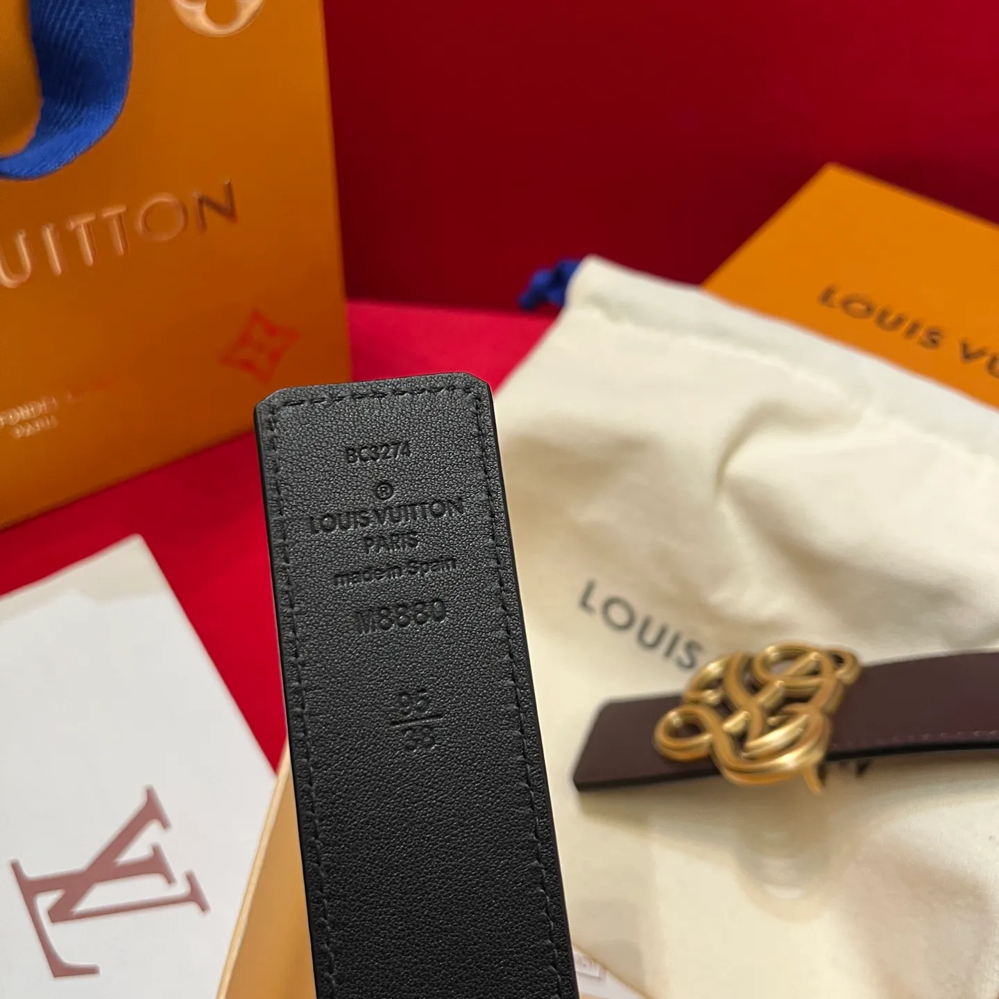 💰560💰Full package💰 💍Purchasing-grade LV⚡️🌹Simple but high-end fashionable✨❗️Donkey brand men’s belt⚡️🌹Width 3.5cm, imported calfskin on both sides, usable on both sides, brand new intricately intertwined exquisite buckles, this is the right choice for those who don’t like exaggerated big logos⚡️🌹