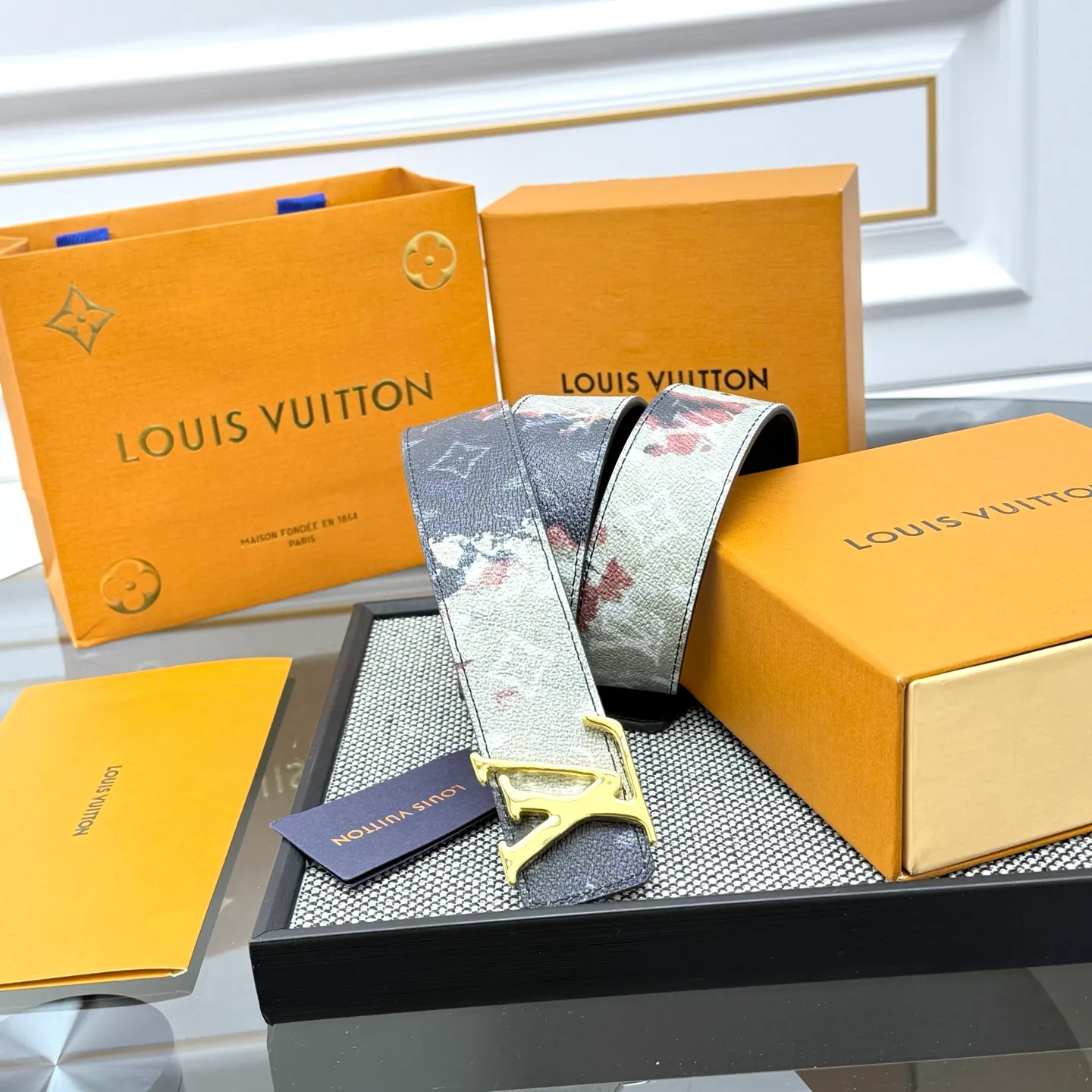 💰480💰Full package💰 💍Purchasing-grade LV Dimension Monogram Héritage double-sided belt is spliced ​​with plain leather and Monogram coated canvas, presenting a new interpretation of the classic design. Brand elements are given a textured feel, and the LV letter buckle adds an eye-catching touch.