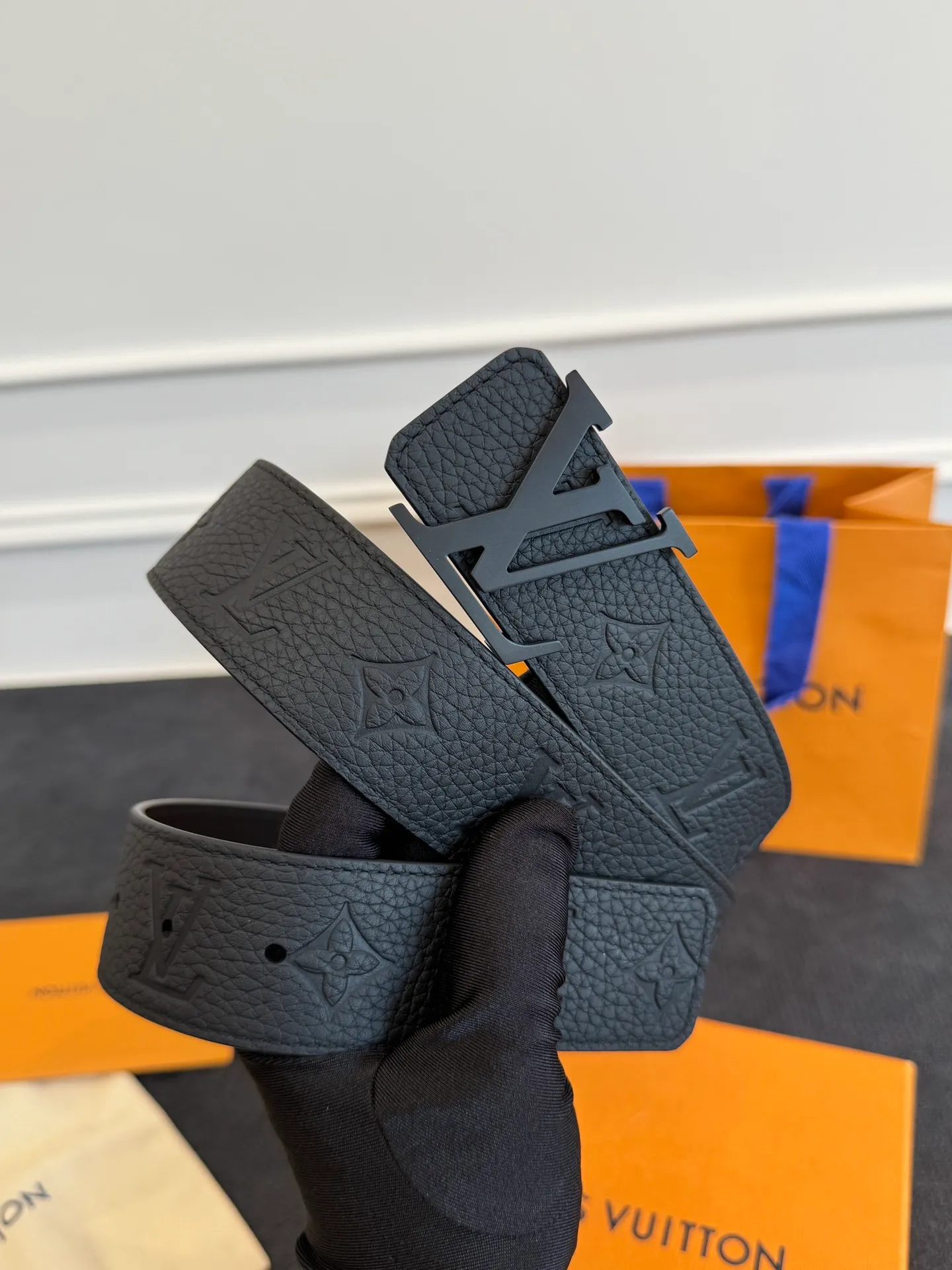 💰520💰Full package💰 💍Purchasing agent level LV men's belt⚡️🌹Small single item enhances clothes!!! Width 4.0cm⚡️🌹Selected imported calfskin on both sides. Pure cowhide with pebbled pattern on the belt. Boutique letter buckle is simple and elegant⚡️🌹Low-key and very suitable for daily use