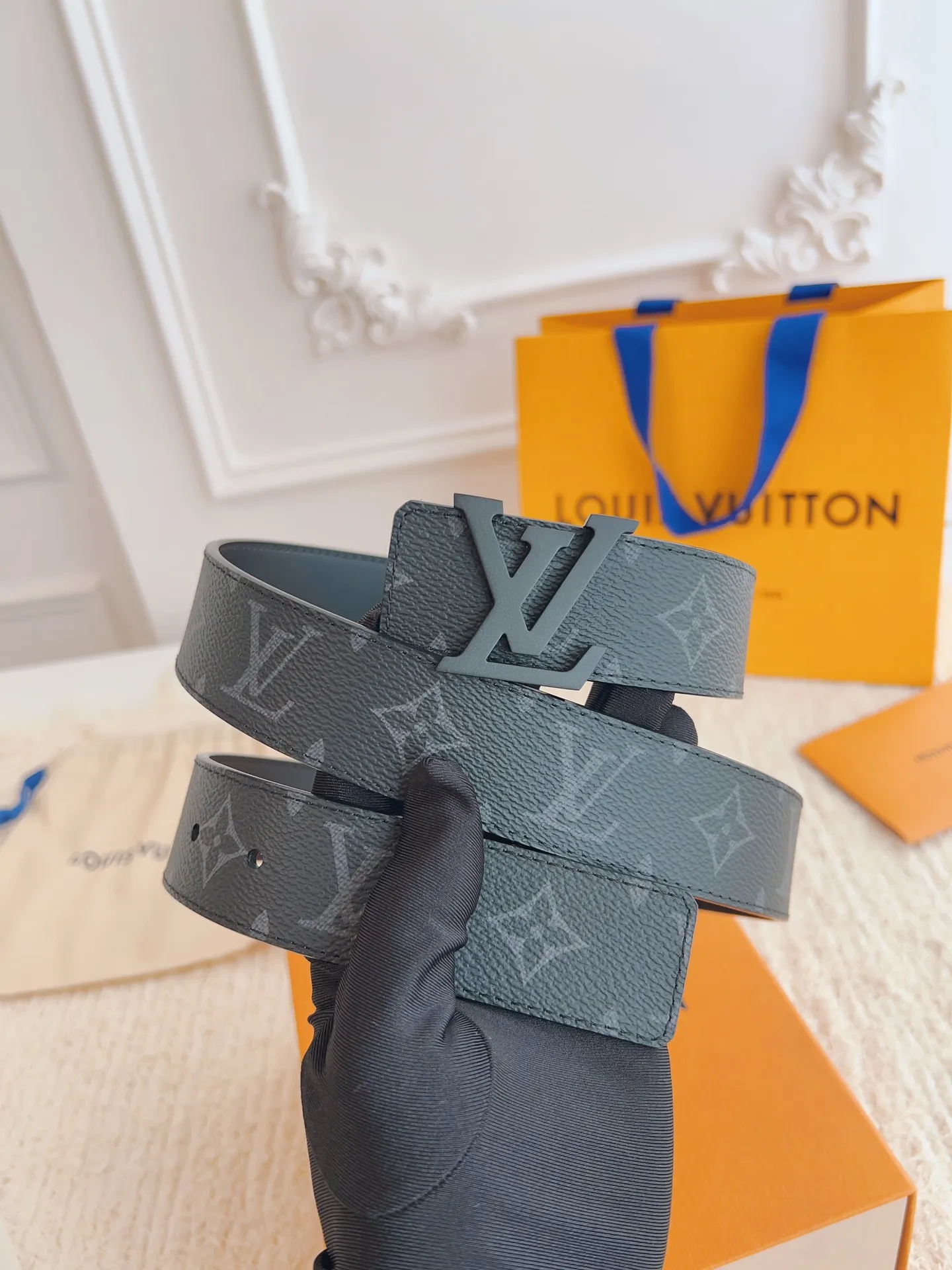 💰480💰Authentic packaging💰 💍Purchasing-grade LV 3.5cm wide M0450, classic black presbyopia, vacuum electroplated brushed gold/brushed gun hanging buckle, double-sided