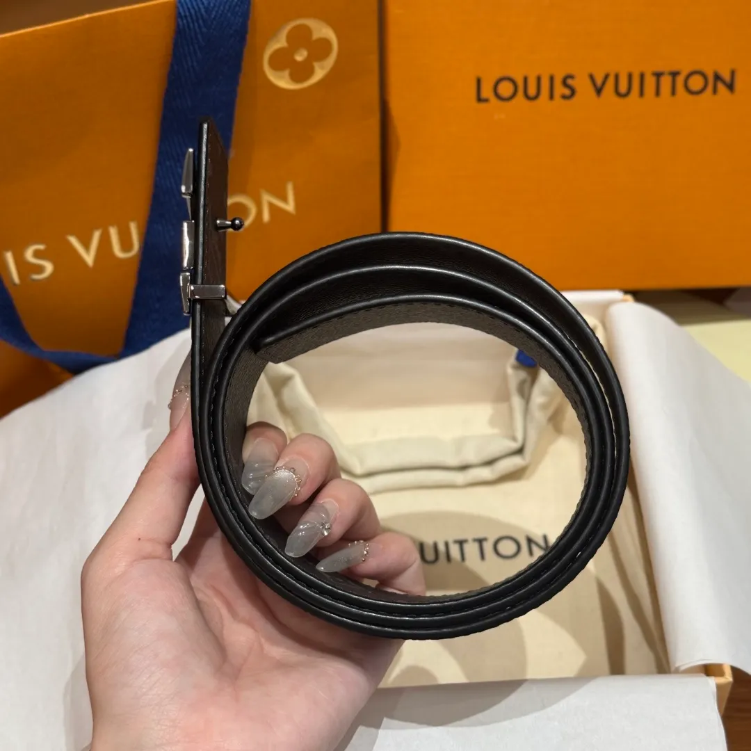 💰480💰Full package💰 💍Purchase level LV new double-sided belt. This double-sided belt is made of Monogram coated canvas. The L.V Flower embossing on the back leather shows the new logo designed by Pharrell Williams. The unique buckle incorporates eye-catching letters, giving the brand elements a modern charm. Width 40mm