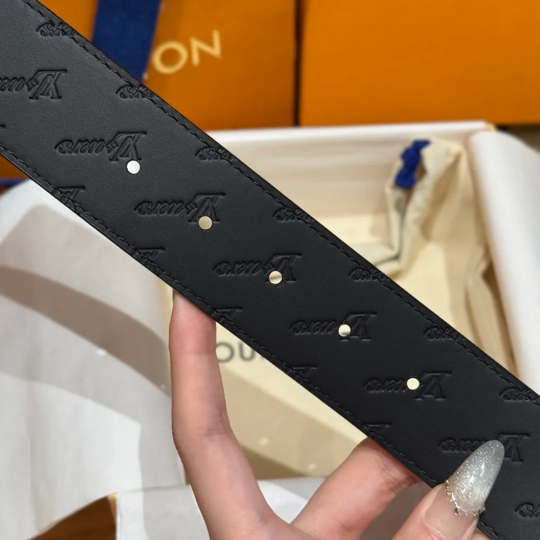 💰480💰Full package💰 💍Purchase level LV new double-sided belt. This double-sided belt is made of Monogram coated canvas. The L.V Flower embossing on the back leather shows the new logo designed by Pharrell Williams. The unique buckle incorporates eye-catching letters, giving the brand elements a modern charm. Width 40mm