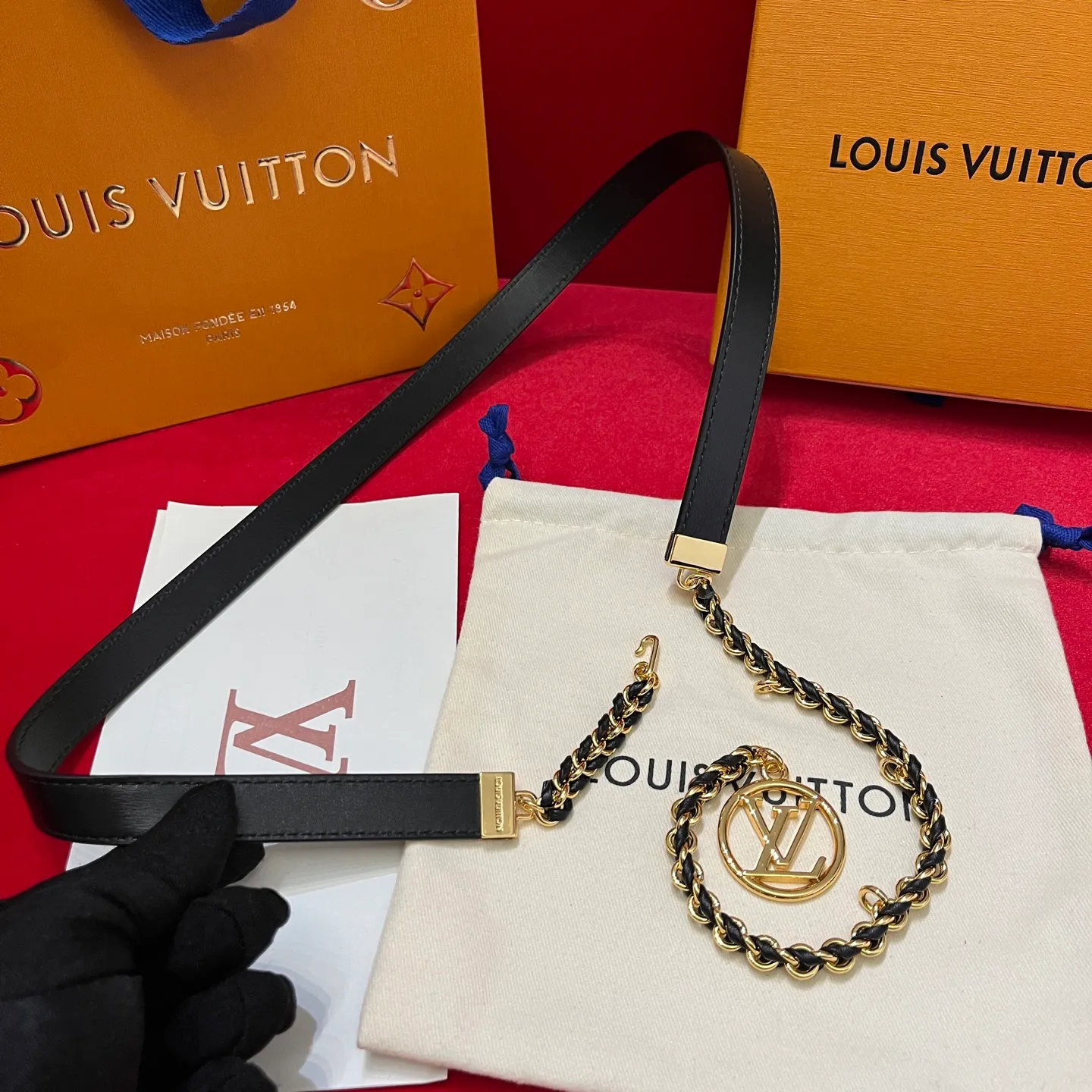 💰600💰Full set package💰 💍Purchase level LV's super nice slim waist chain for women ✨ 20mm, half of it is a chain that makes you feel like a waist chain, and half of it is a belt that you can't put it down. It can be switched at will and can be used as a belt or a waist chain or tied to the outside of a coat. It is also very good. The length is very user-friendly and can be adjusted in length🉑