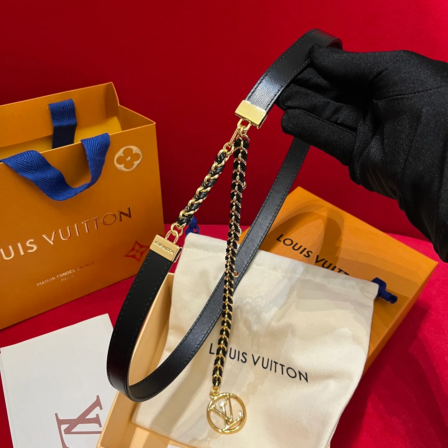 💰600💰Full set package💰 💍Purchase level LV's super nice slim waist chain for women ✨ 20mm, half of it is a chain that makes you feel like a waist chain, and half of it is a belt that you can't put it down. It can be switched at will and can be used as a belt or a waist chain or tied to the outside of a coat. It is also very good. The length is very user-friendly and can be adjusted in length🉑