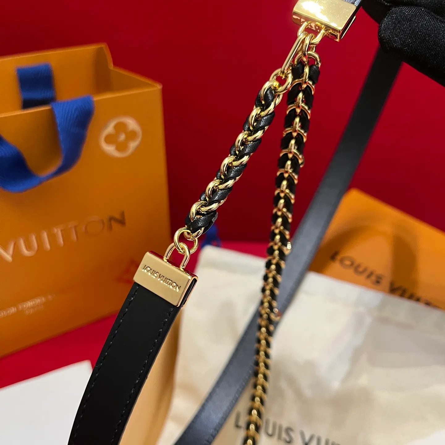 💰600💰Full set package💰 💍Purchase level LV's super nice slim waist chain for women ✨ 20mm, half of it is a chain that makes you feel like a waist chain, and half of it is a belt that you can't put it down. It can be switched at will and can be used as a belt or a waist chain or tied to the outside of a coat. It is also very good. The length is very user-friendly and can be adjusted in length🉑