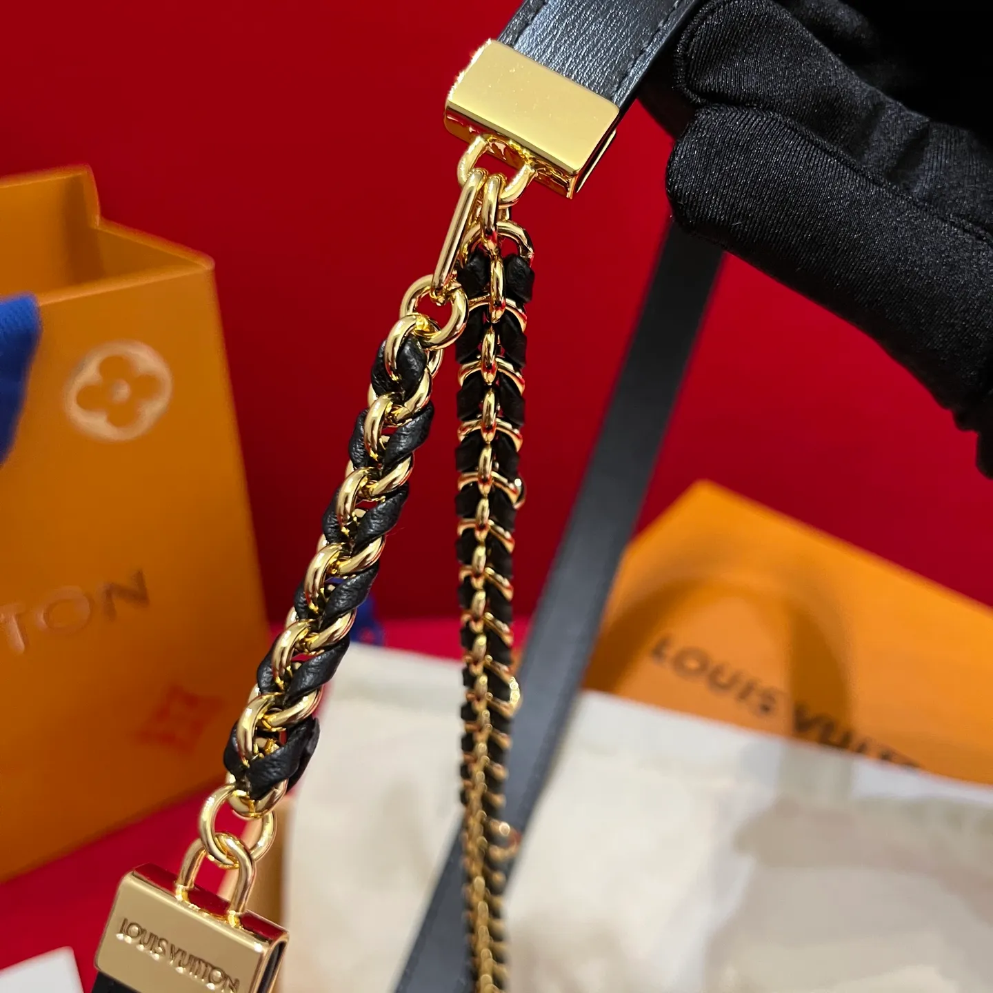 💰600💰Full set package💰 💍Purchase level LV's super nice slim waist chain for women ✨ 20mm, half of it is a chain that makes you feel like a waist chain, and half of it is a belt that you can't put it down. It can be switched at will and can be used as a belt or a waist chain or tied to the outside of a coat. It is also very good. The length is very user-friendly and can be adjusted in length🉑