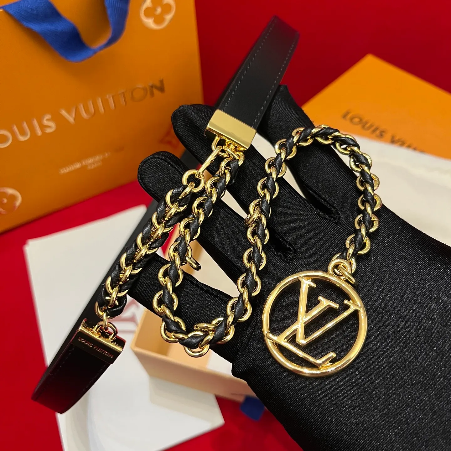 💰600💰Full set package💰 💍Purchase level LV's super nice slim waist chain for women ✨ 20mm, half of it is a chain that makes you feel like a waist chain, and half of it is a belt that you can't put it down. It can be switched at will and can be used as a belt or a waist chain or tied to the outside of a coat. It is also very good. The length is very user-friendly and can be adjusted in length🉑