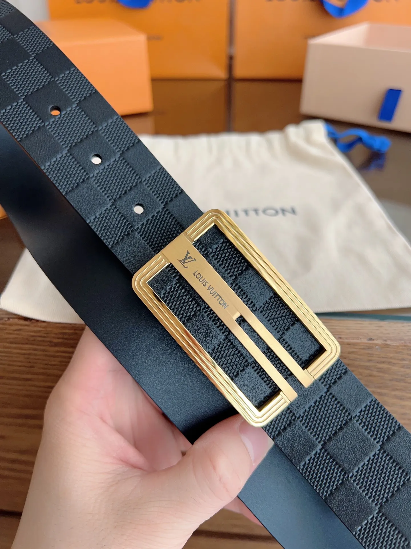 💰480💰Full package💰 💍Purchasing-grade LV Louis Vuitton⚡️🌹Width 3.8cm, double-sided first-layer presbyopic embossing, soft leather. ⚡️🌹Double-sided, fine workmanship, good quality. Button head: stainless steel buckle (gold silver) Size: 100-125cm