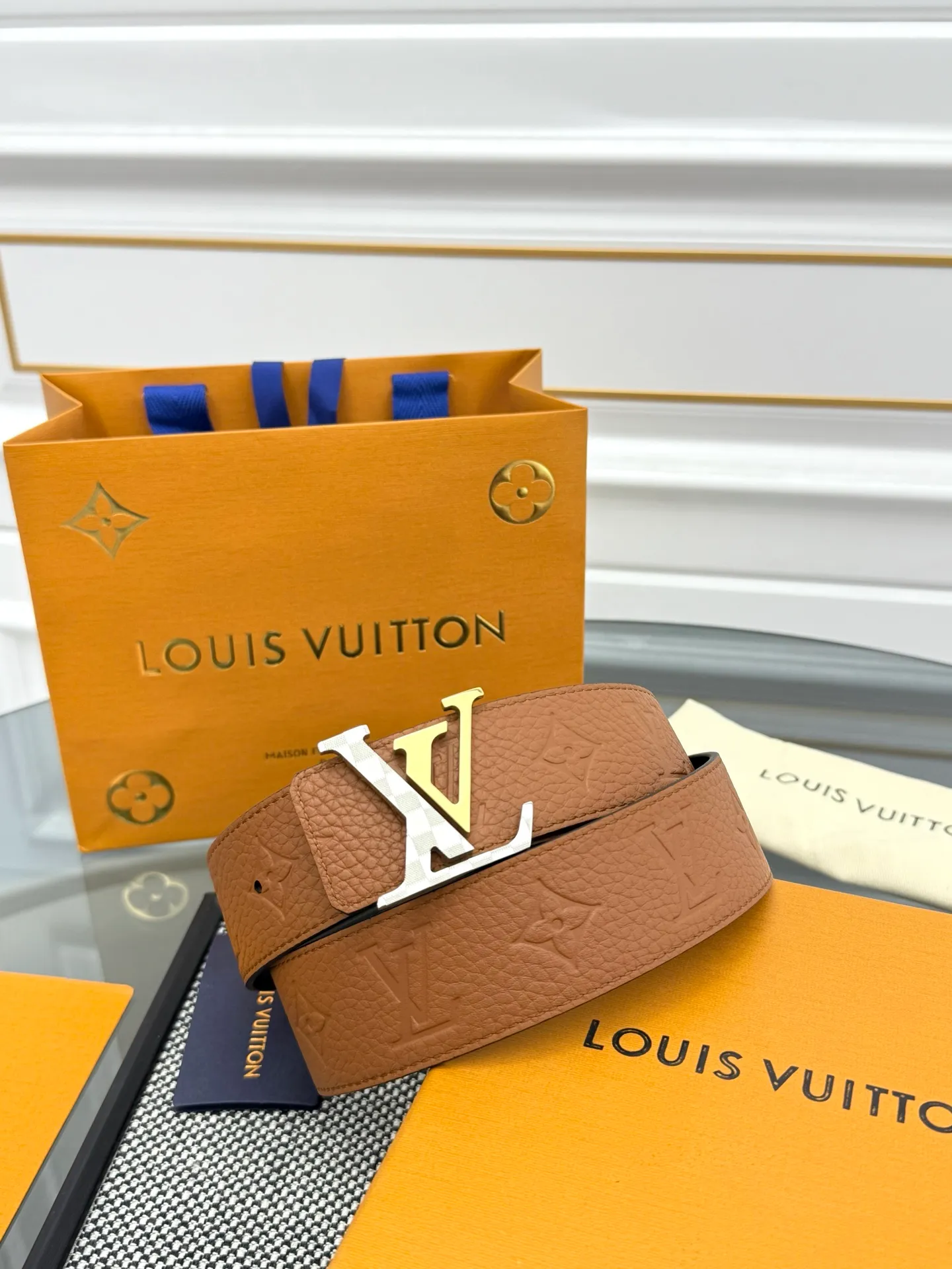 💰520💰Full package💰 💍Purchase level LV⚡️🌹Trendy men's wear New belt L V NEW Width 4cm The belt surface is made of imported Togo pebbles embossed with floral patterns. Pure black original calfskin bottom. Excellent hand feel. Paired with exquisite buckles of the same color as the belt. Multi-color🉑selected. Matches original packaging📦