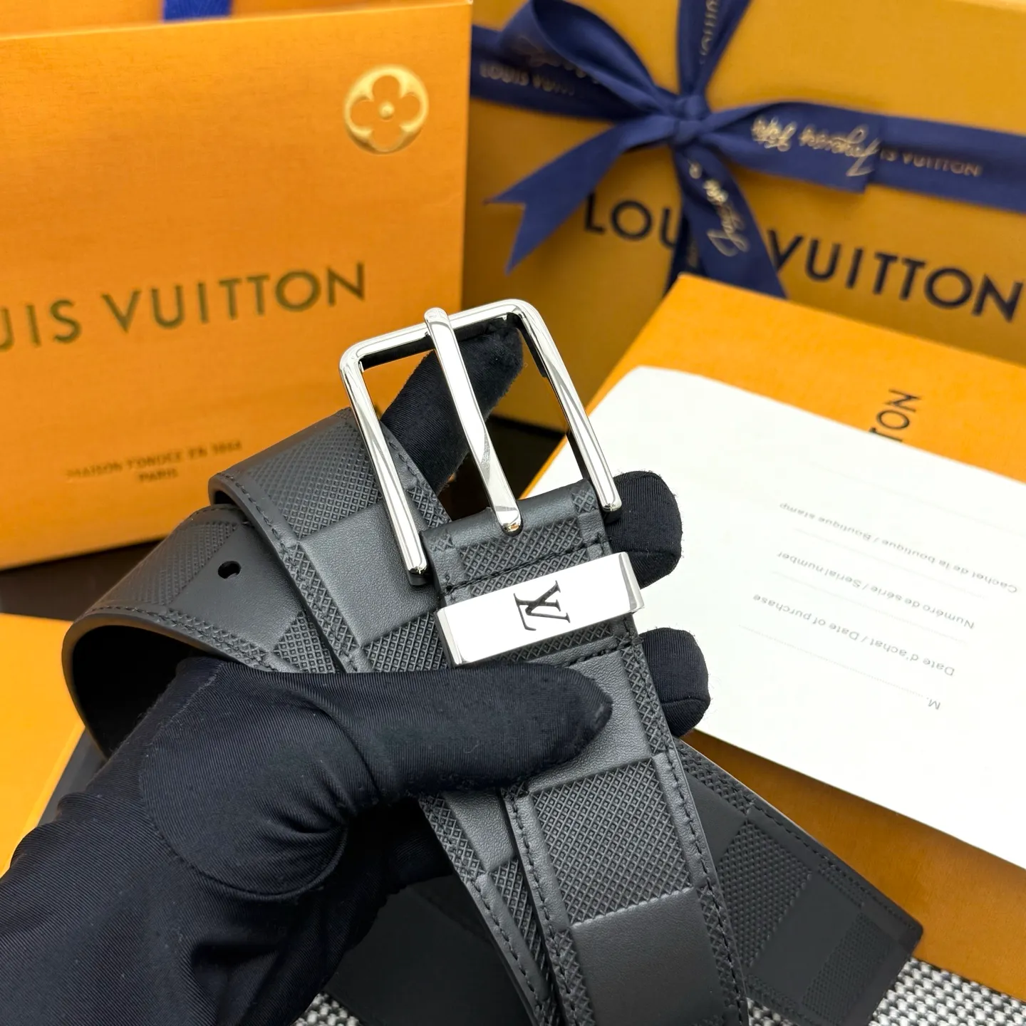 💰520💰Full package💰 💍Purchasing-grade LV⚡️🌹Drift Monogram Surplus belt reinterprets the brand heritage from a youthful perspective and tells the dynamic aesthetics of creative director Pharrell Williams. Monogram coated canvas is dipped in military colors on one side, while the reverse is in plain leather with a subtle pin buckle.