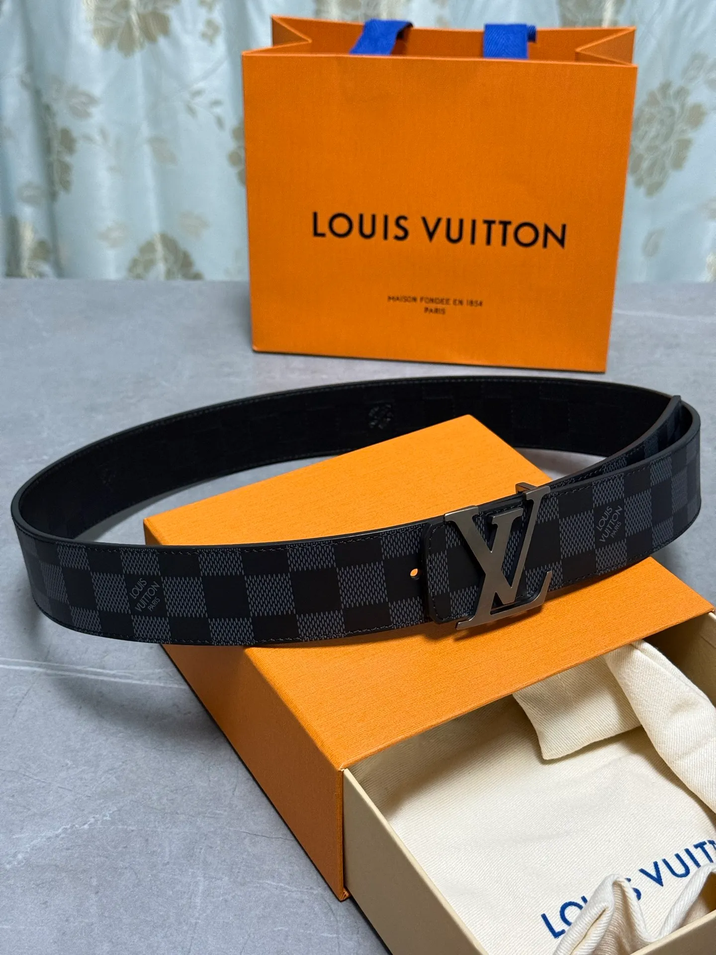 💰520💰Full set of packaging💰 💍Purchase level Lv donkey brand new product⚡️🌹Width 4.0cm Brand new sand surface craft letter buckle⚡️🌹One side of the belt is made of Italian original calfskin with checkered pattern ⚡️🌹One side of the calfskin silk printed texture version, double-sided, excellent upper body effect, super good texture
