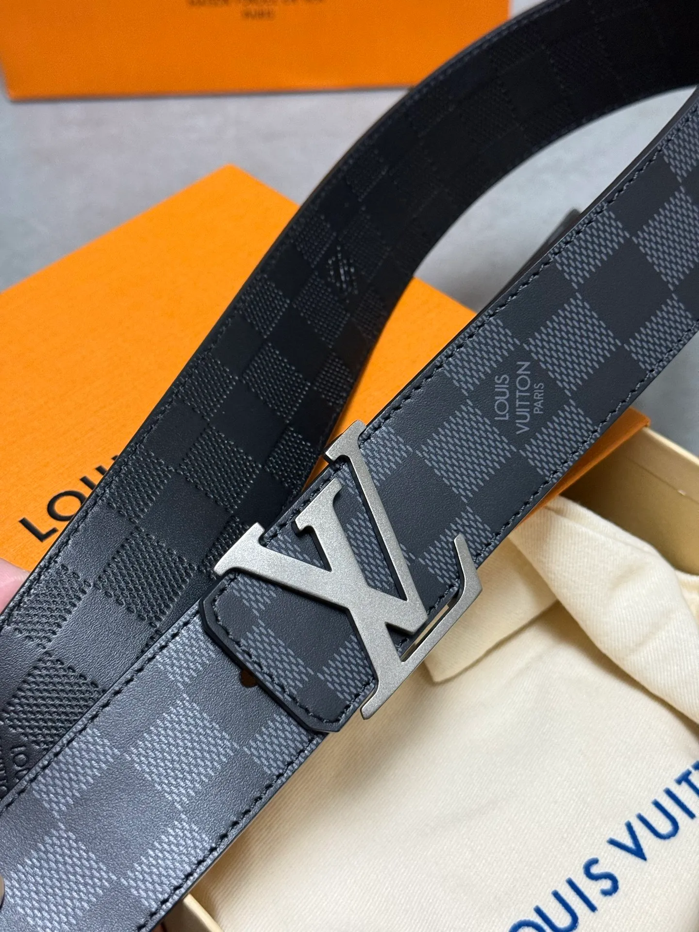 💰520💰Full set of packaging💰 💍Purchase level Lv donkey brand new product⚡️🌹Width 4.0cm Brand new sand surface craft letter buckle⚡️🌹One side of the belt is made of Italian original calfskin with checkered pattern ⚡️🌹One side of the calfskin silk printed texture version, double-sided, excellent upper body effect, super good texture