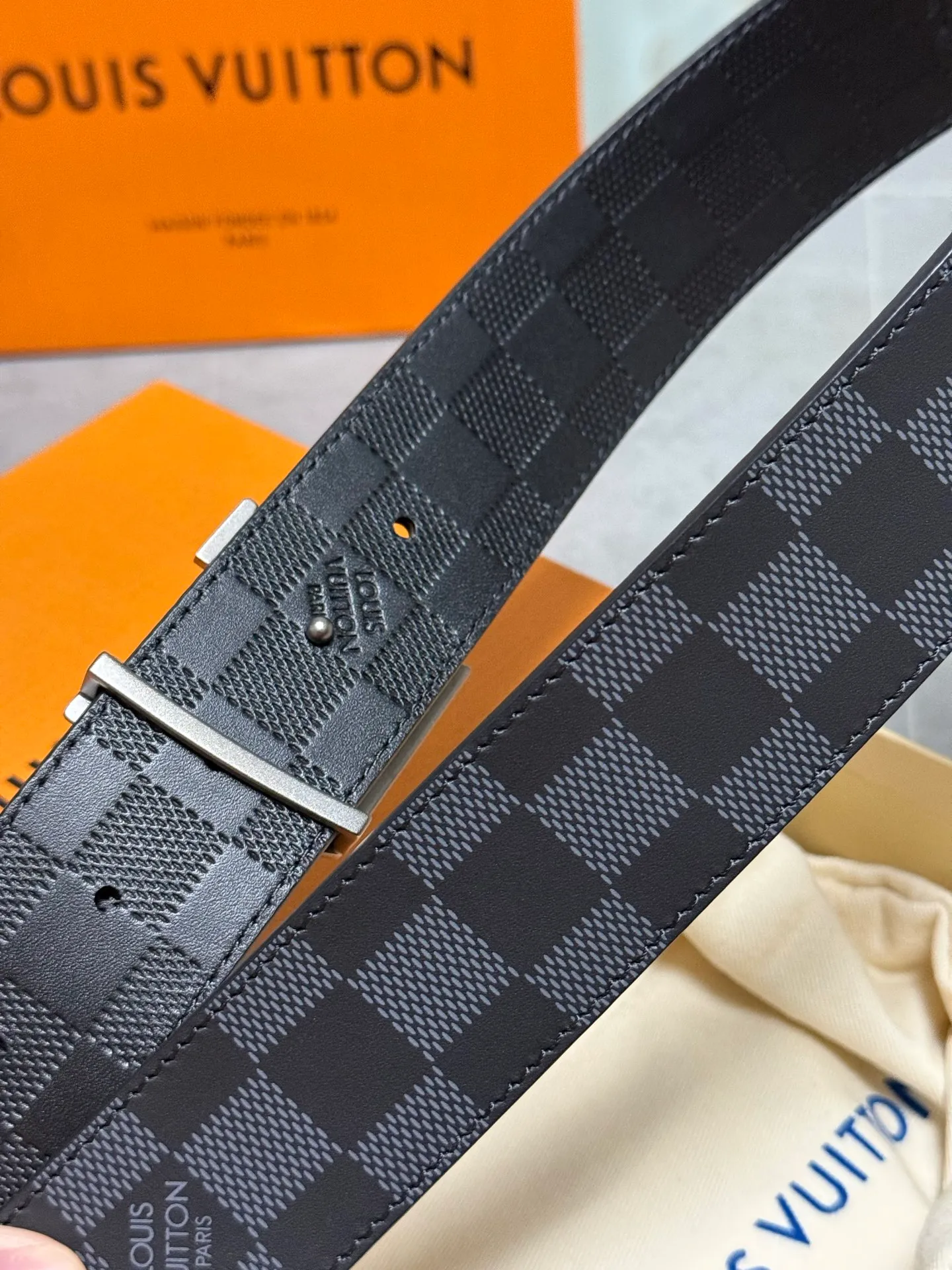 💰520💰Full set of packaging💰 💍Purchase level Lv donkey brand new product⚡️🌹Width 4.0cm Brand new sand surface craft letter buckle⚡️🌹One side of the belt is made of Italian original calfskin with checkered pattern ⚡️🌹One side of the calfskin silk printed texture version, double-sided, excellent upper body effect, super good texture