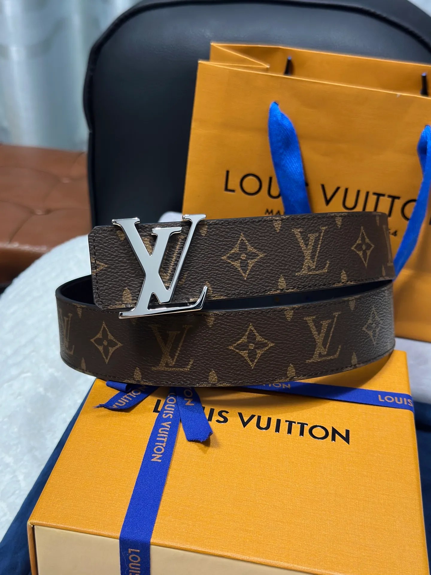 💰440💰Full set of packaging💰 💍purchase grade LV Louis Vuitton M09821 coffee old flower width 4.0cm high-quality LV hanging buckle