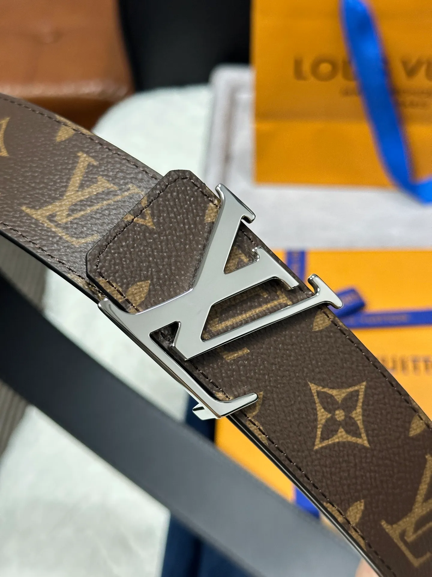 💰440💰Full set of packaging💰 💍purchase grade LV Louis Vuitton M09821 coffee old flower width 4.0cm high-quality LV hanging buckle