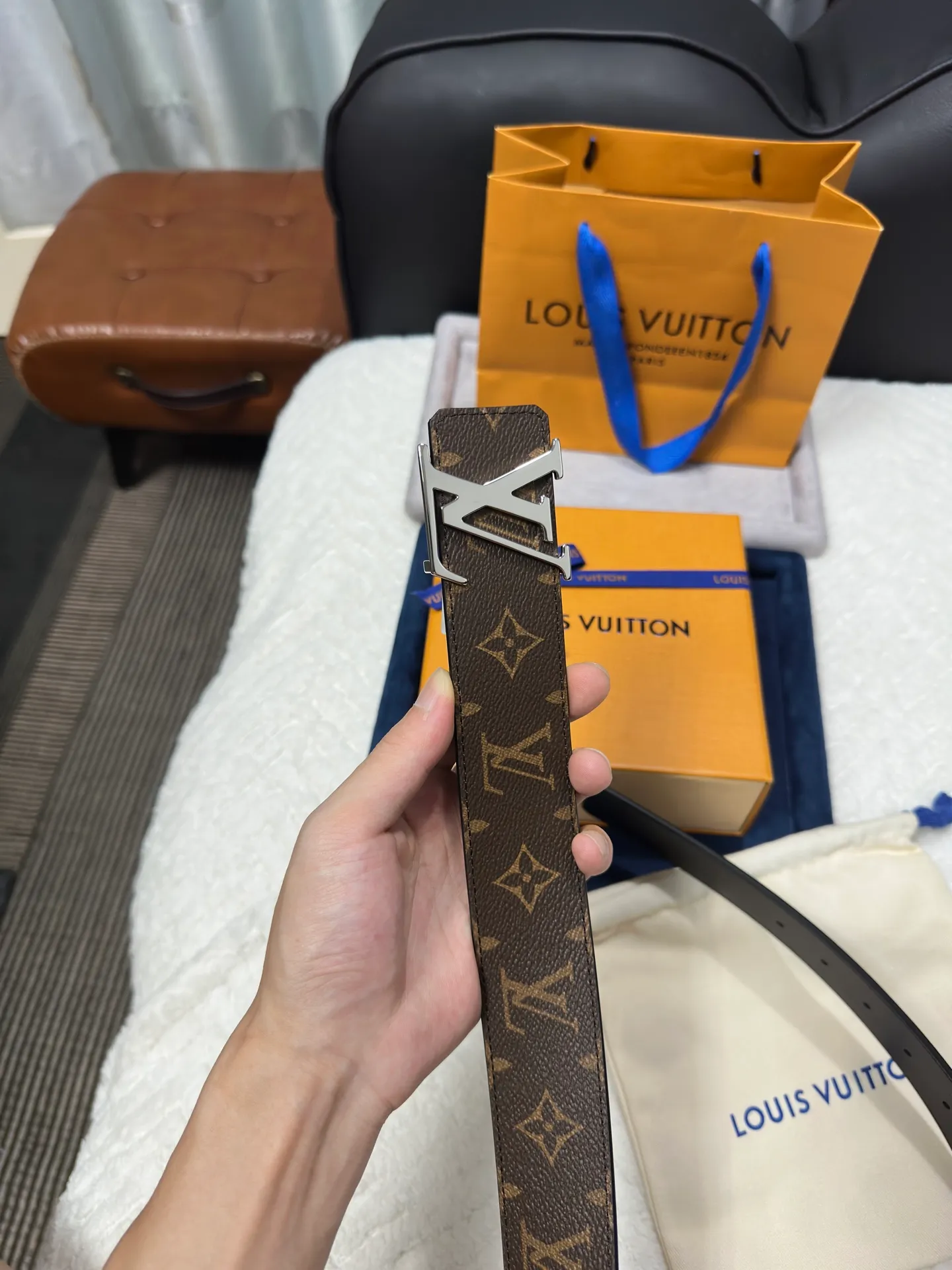 💰440💰Full set of packaging💰 💍purchase grade LV Louis Vuitton M09821 coffee old flower width 4.0cm high-quality LV hanging buckle