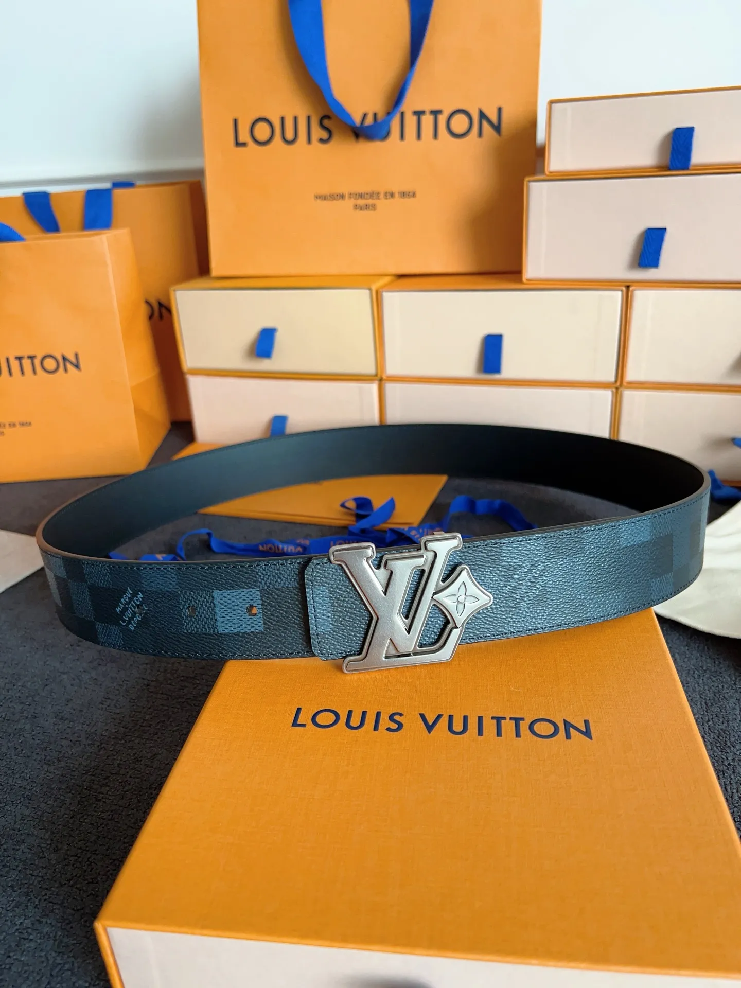 💰480💰Full set of packaging💰 💍Purchase level Lv donkey brand new product⚡️🌹Width 4.0cm Brand new retro craft letter buckle⚡️🌹One side of the belt is made of Italian original leather🌹Cow leather plain bottom texture version, double-sided, excellent upper body effect, super good texture M8958