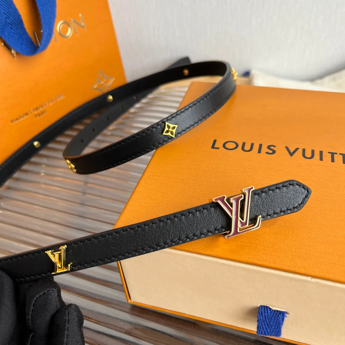 💰560💰Full package💰 💍Purchasing-grade LV⚡️🌹Lvjia women’s belt💎👗Super fairy original replica 1.5cm wide⚡️🌹Fine double-sided solid color calfskin belt decorated with a series of floral patterns and large letter logo hardware New vacuum palladium-plated letter buckle Whether worn with skirts or pants, it is definitely your best choice