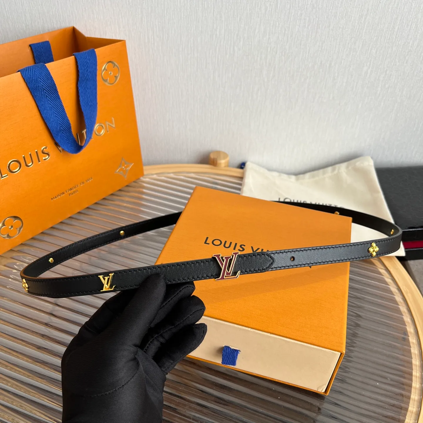 💰560💰Full package💰 💍Purchasing-grade LV⚡️🌹Lvjia women’s belt💎👗Super fairy original replica 1.5cm wide⚡️🌹Fine double-sided solid color calfskin belt decorated with a series of floral patterns and large letter logo hardware New vacuum palladium-plated letter buckle Whether worn with skirts or pants, it is definitely your best choice