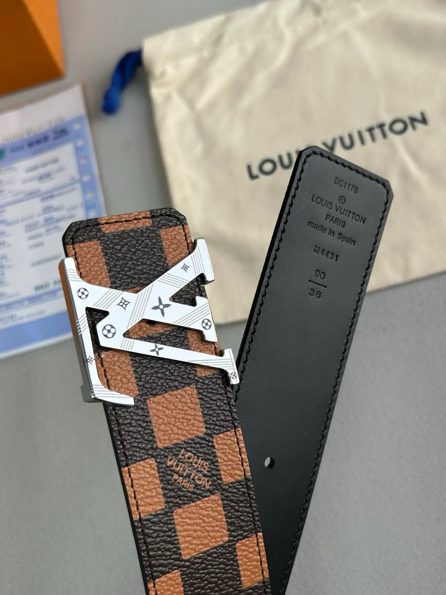 💰480💰Full set package💰 💍Purchase level LV new⚡️🌹Coffee check calfskin bottom belt, 40mm wide, with new high-quality steel buckle, perfect match for business clothing style. Timeless classic, zero difference from the original product.