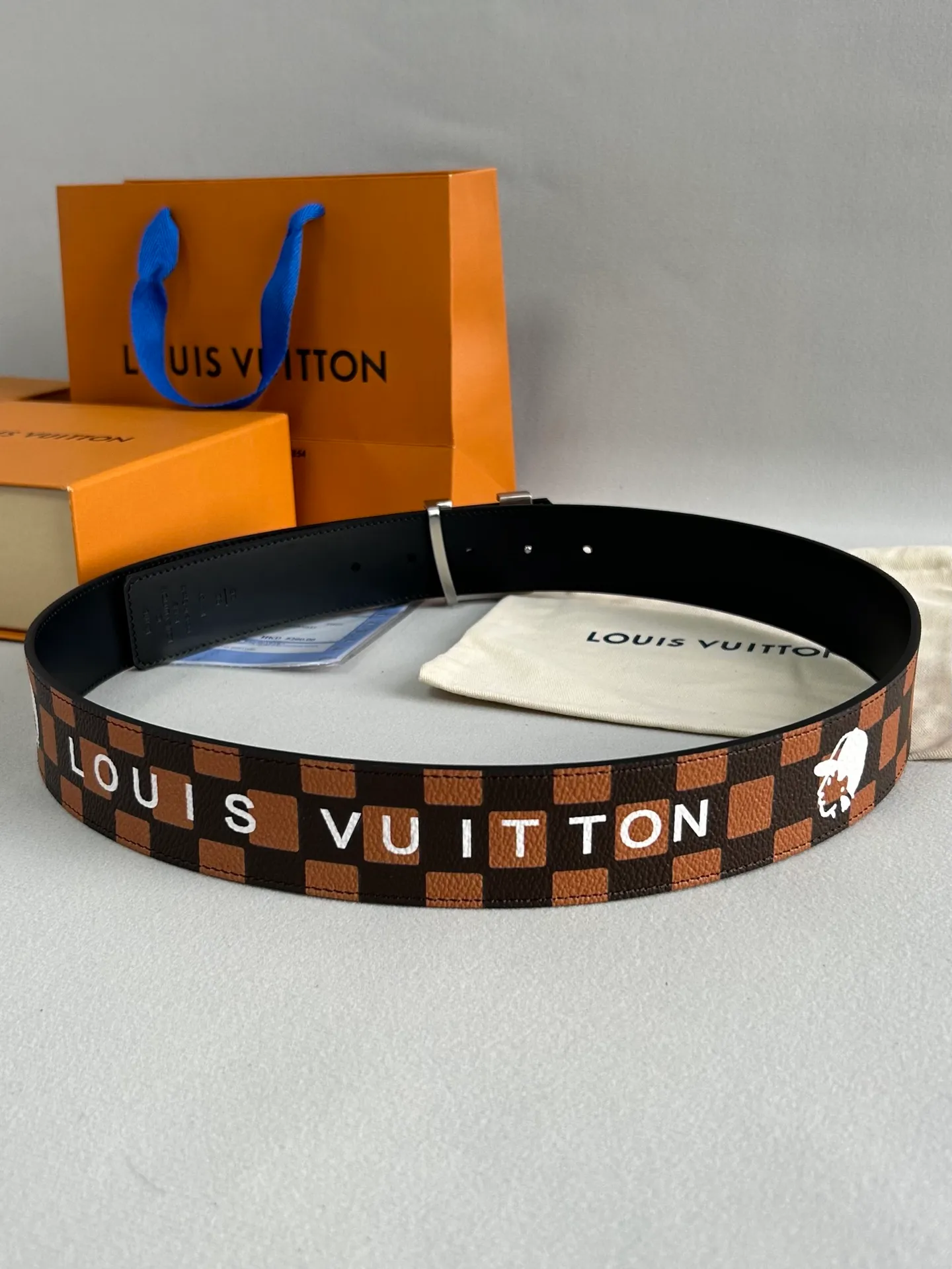 💰480💰Full set package💰 💍Purchase level LV new⚡️🌹Coffee check calfskin bottom belt, 40mm wide, with new high-quality steel buckle, perfect match for business clothing style. Timeless classic, zero difference from the original product.