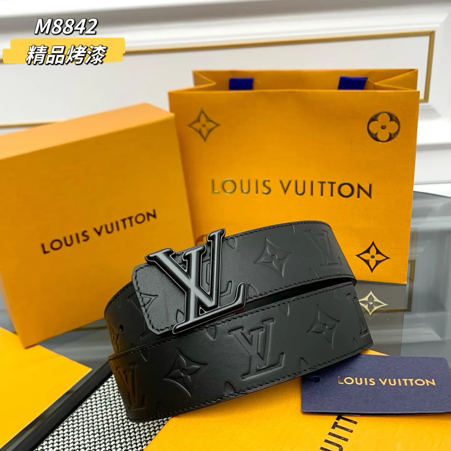 💰480💰Full package💰 💍Purchasing-grade M8842 LV Dimension double-sided waist is made of deep leather with Monogram pattern embossed on it. When flipped over, the delicate and smooth side will appear, revealing a calm charm in elegance. The eye-catching LV letter buckle is outlined in gradient tones, giving the classic design a trendy twist. Width 4.0cm