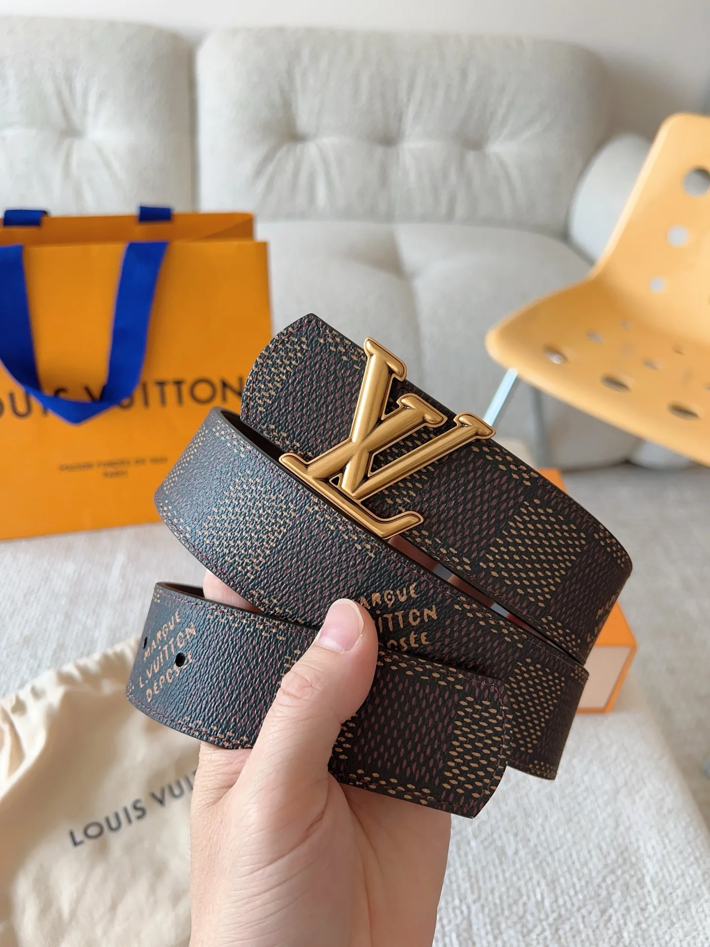 💰480💰Full package💰 💍Purchasing-grade LV Dimension⚡️Double-sided belt combines creative heritage with gorgeous street style⚡️Highlights the fashion vision of creative director Pharrell Williams. Monogram canvas paved outer layer⚡️LV Dimension metal buckle shimmers with subtle luster, making a statement in various occasions⚡️Width: 40mm