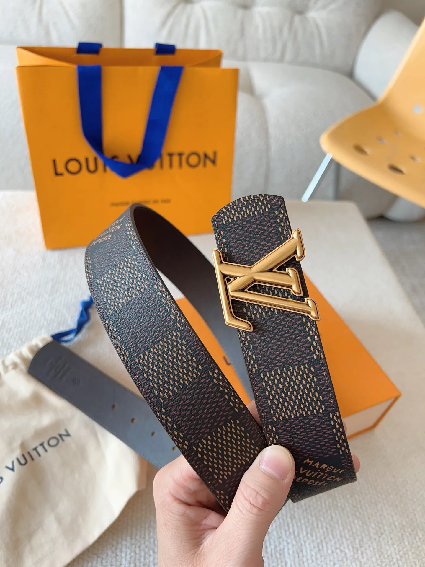 💰480💰Full package💰 💍Purchasing-grade LV Dimension⚡️Double-sided belt combines creative heritage with gorgeous street style⚡️Highlights the fashion vision of creative director Pharrell Williams. Monogram canvas paved outer layer⚡️LV Dimension metal buckle shimmers with subtle luster, making a statement in various occasions⚡️Width: 40mm