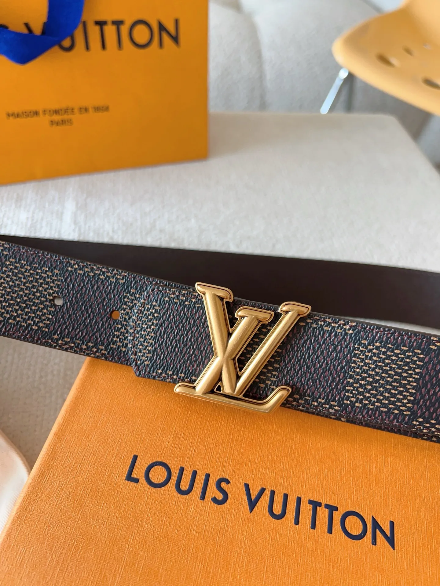💰480💰Full package💰 💍Purchasing-grade LV Dimension⚡️Double-sided belt combines creative heritage with gorgeous street style⚡️Highlights the fashion vision of creative director Pharrell Williams. Monogram canvas paved outer layer⚡️LV Dimension metal buckle shimmers with subtle luster, making a statement in various occasions⚡️Width: 40mm