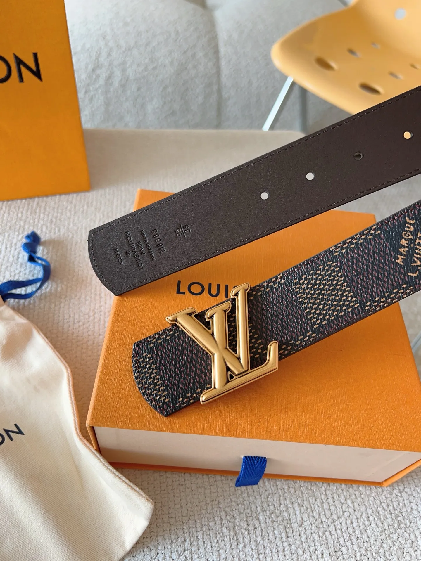 💰480💰Full package💰 💍Purchasing-grade LV Dimension⚡️Double-sided belt combines creative heritage with gorgeous street style⚡️Highlights the fashion vision of creative director Pharrell Williams. Monogram canvas paved outer layer⚡️LV Dimension metal buckle shimmers with subtle luster, making a statement in various occasions⚡️Width: 40mm