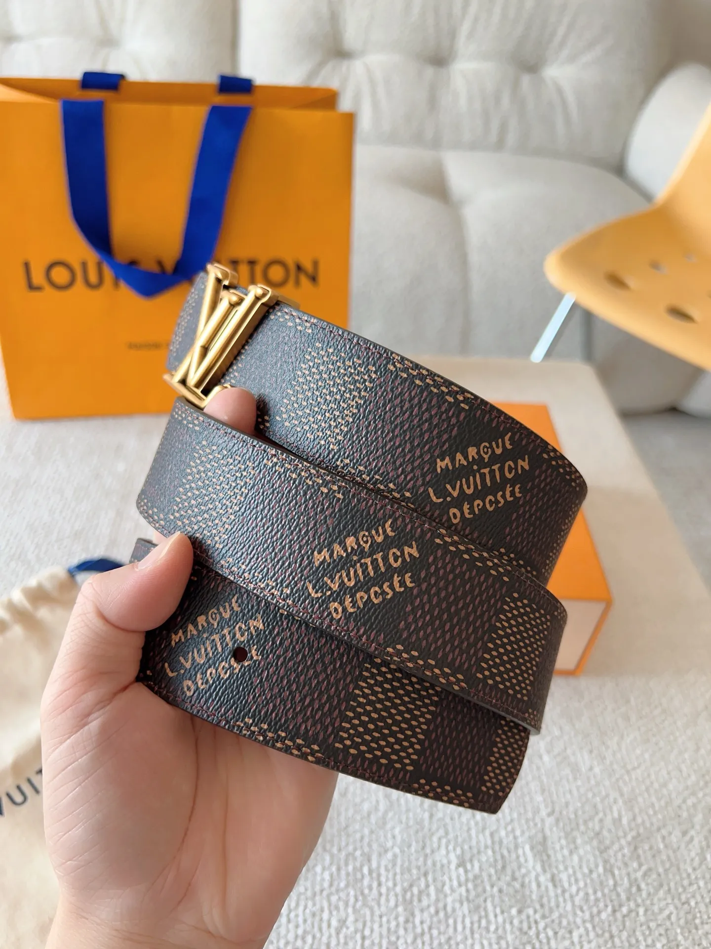 💰480💰Full package💰 💍Purchasing-grade LV Dimension⚡️Double-sided belt combines creative heritage with gorgeous street style⚡️Highlights the fashion vision of creative director Pharrell Williams. Monogram canvas paved outer layer⚡️LV Dimension metal buckle shimmers with subtle luster, making a statement in various occasions⚡️Width: 40mm