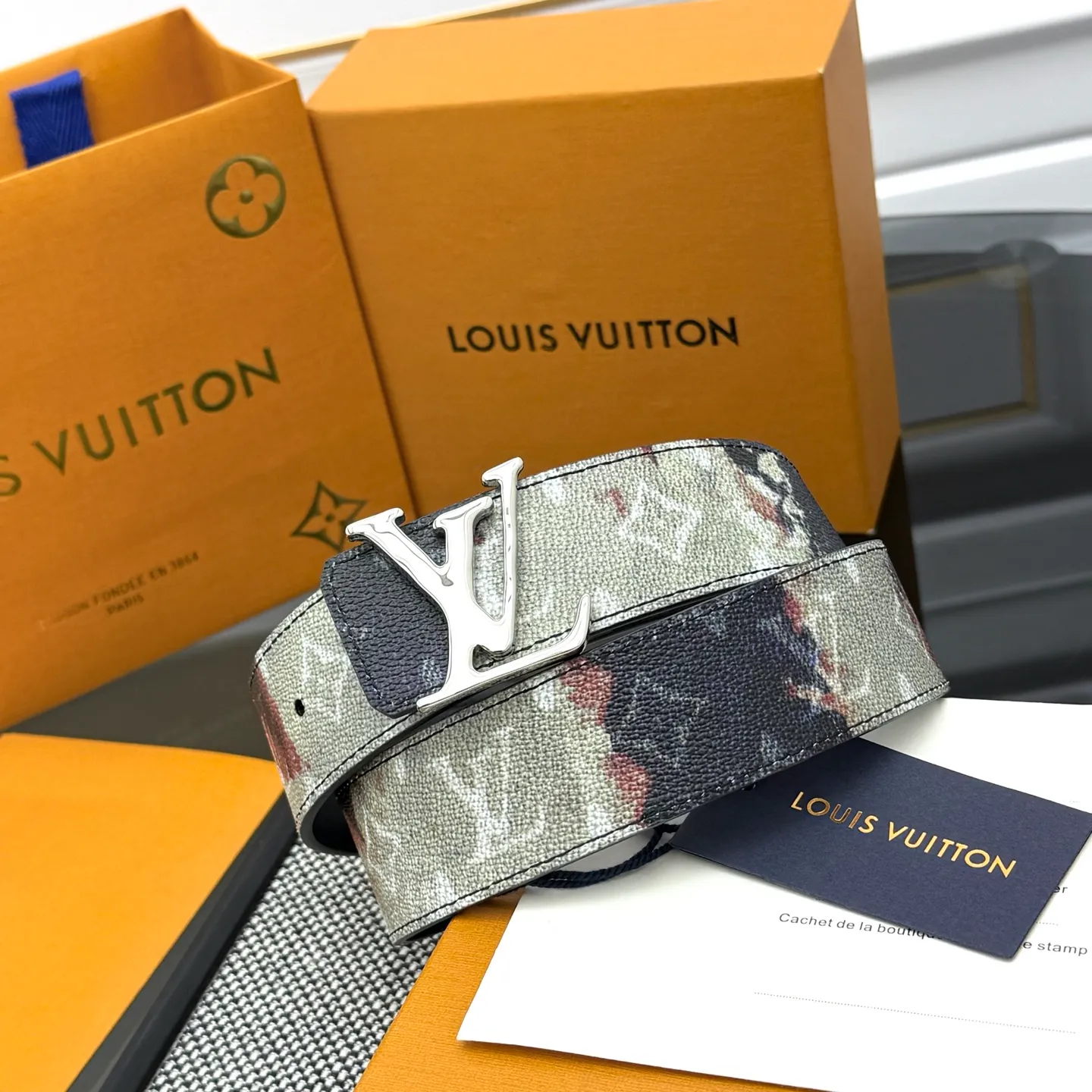 💰480💰Full package💰 💍Purchasing-grade LV Dimension Monogram Héritage double-sided belt is spliced ​​with plain leather and Monogram coated canvas, presenting a new interpretation of the classic design. Brand elements are given a textured feel, and the LV letter buckle adds an eye-catching touch.
