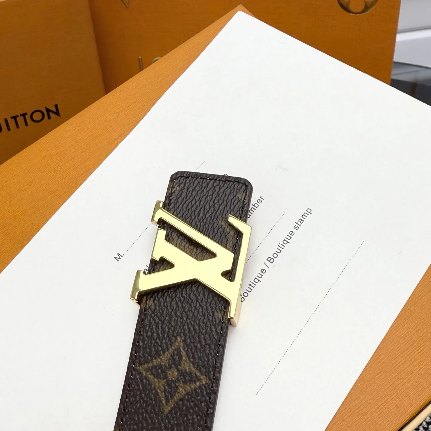 💰440💰Full package💰 💍Purchase level This style of LV Initiales⚡️Double-sided belt achieves two styles with a classic appearance⚡️Monogram canvas conveys leisure and comfort⚡️Grained cow leather reveals elegant style, matched with LV Initiales buckle⚡️Width 3.0cm
