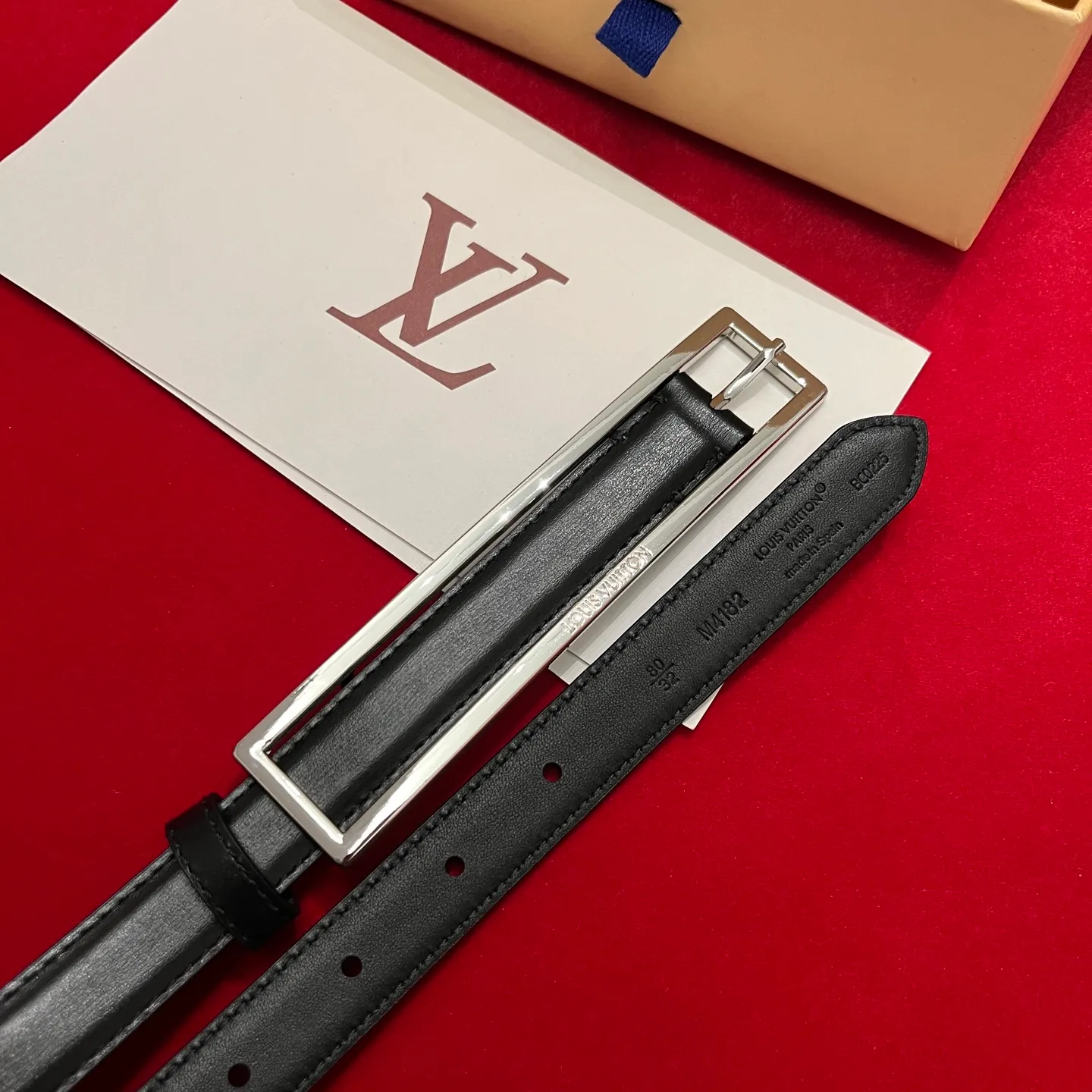 💰520💰Complete package💰 💍Purchasing-grade LV new thin belt for women💕 2.0cm wide and ultra-fine. It is a thin belt. The rectangular buckle version is simple and exquisite. It can outline a woman's waist line just right, showing elegance and slenderness.