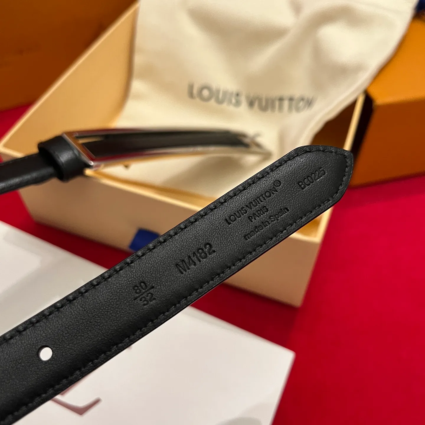 💰520💰Complete package💰 💍Purchasing-grade LV new thin belt for women💕 2.0cm wide and ultra-fine. It is a thin belt. The rectangular buckle version is simple and exquisite. It can outline a woman's waist line just right, showing elegance and slenderness.