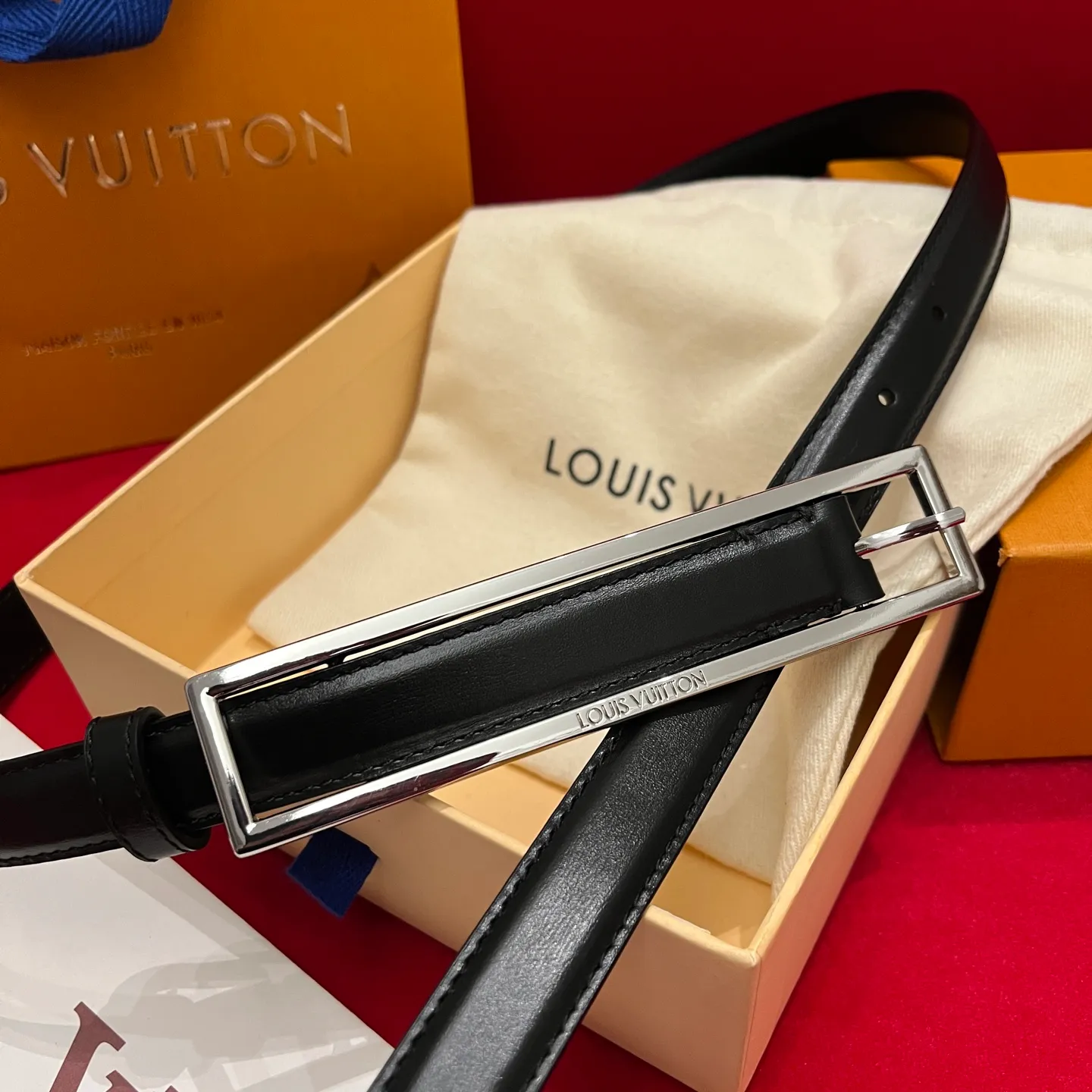 💰520💰Complete package💰 💍Purchasing-grade LV new thin belt for women💕 2.0cm wide and ultra-fine. It is a thin belt. The rectangular buckle version is simple and exquisite. It can outline a woman's waist line just right, showing elegance and slenderness.