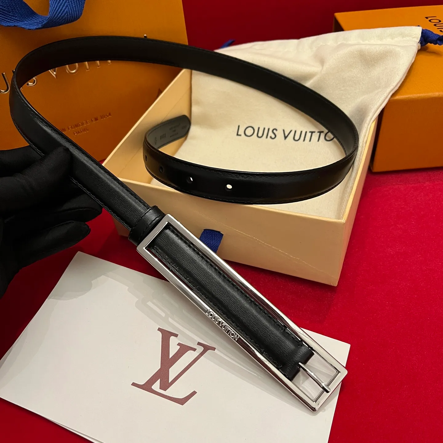 💰520💰Complete package💰 💍Purchasing-grade LV new thin belt for women💕 2.0cm wide and ultra-fine. It is a thin belt. The rectangular buckle version is simple and exquisite. It can outline a woman's waist line just right, showing elegance and slenderness.