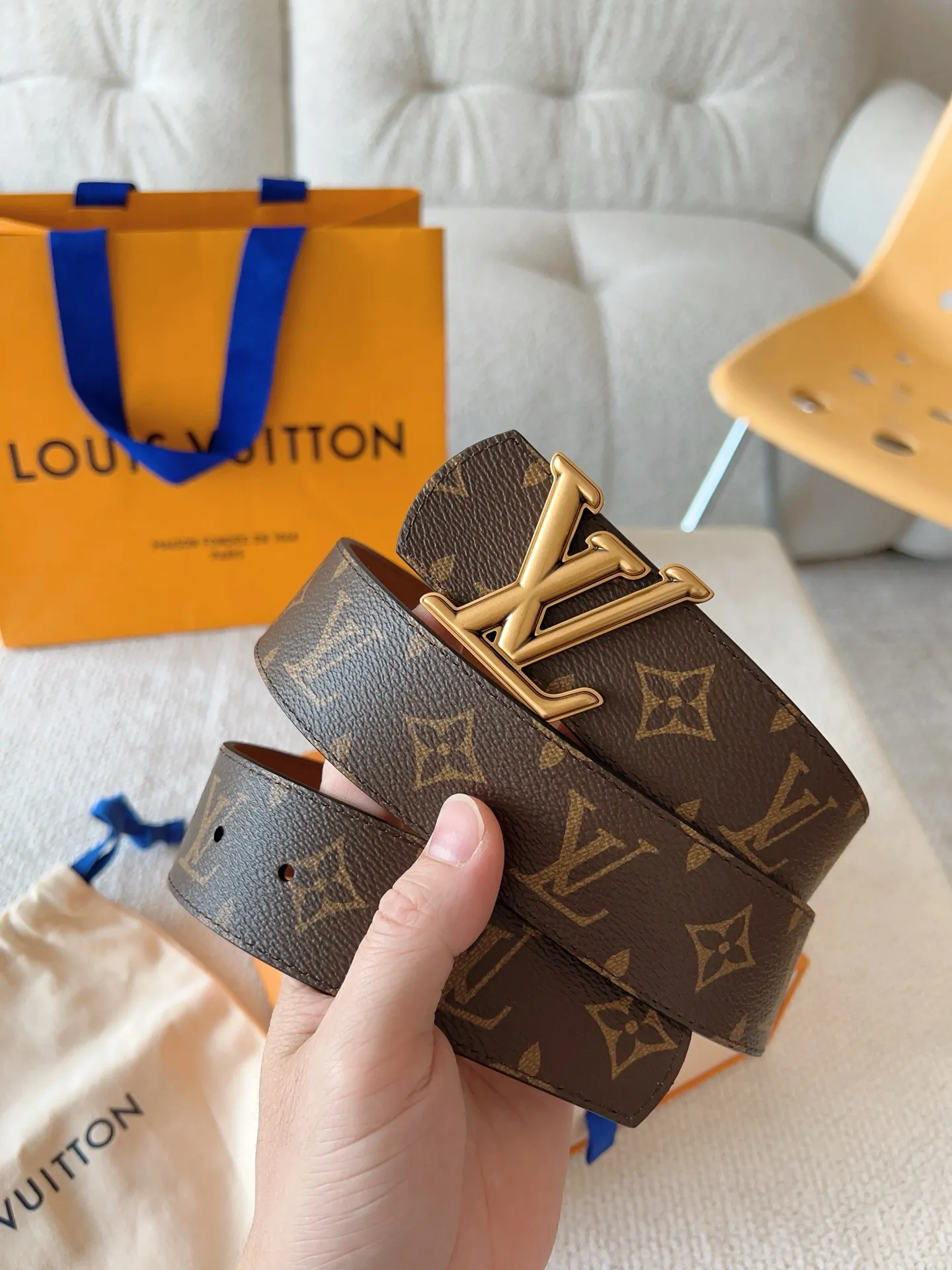 💰480💰Full package💰 💍Purchasing-grade LV Dimension⚡️Double-sided belt combines creative heritage with gorgeous street style⚡️Highlights the fashion vision of creative director Pharrell Williams. Monogram canvas paved outer layer⚡️LV Dimension metal buckle shimmers with subtle luster, making a statement in various occasions⚡️Width: 40mm