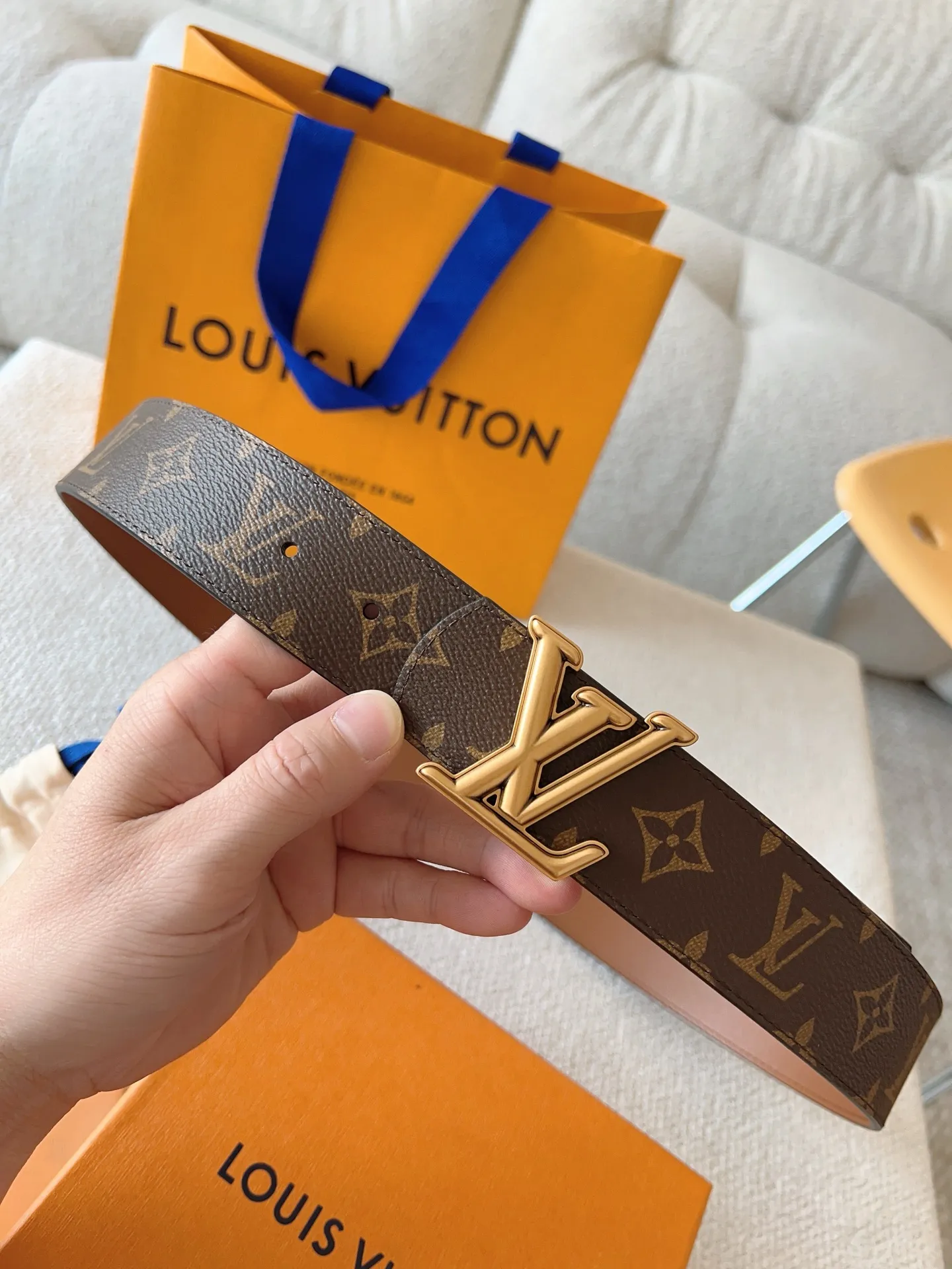 💰480💰Full package💰 💍Purchasing-grade LV Dimension⚡️Double-sided belt combines creative heritage with gorgeous street style⚡️Highlights the fashion vision of creative director Pharrell Williams. Monogram canvas paved outer layer⚡️LV Dimension metal buckle shimmers with subtle luster, making a statement in various occasions⚡️Width: 40mm