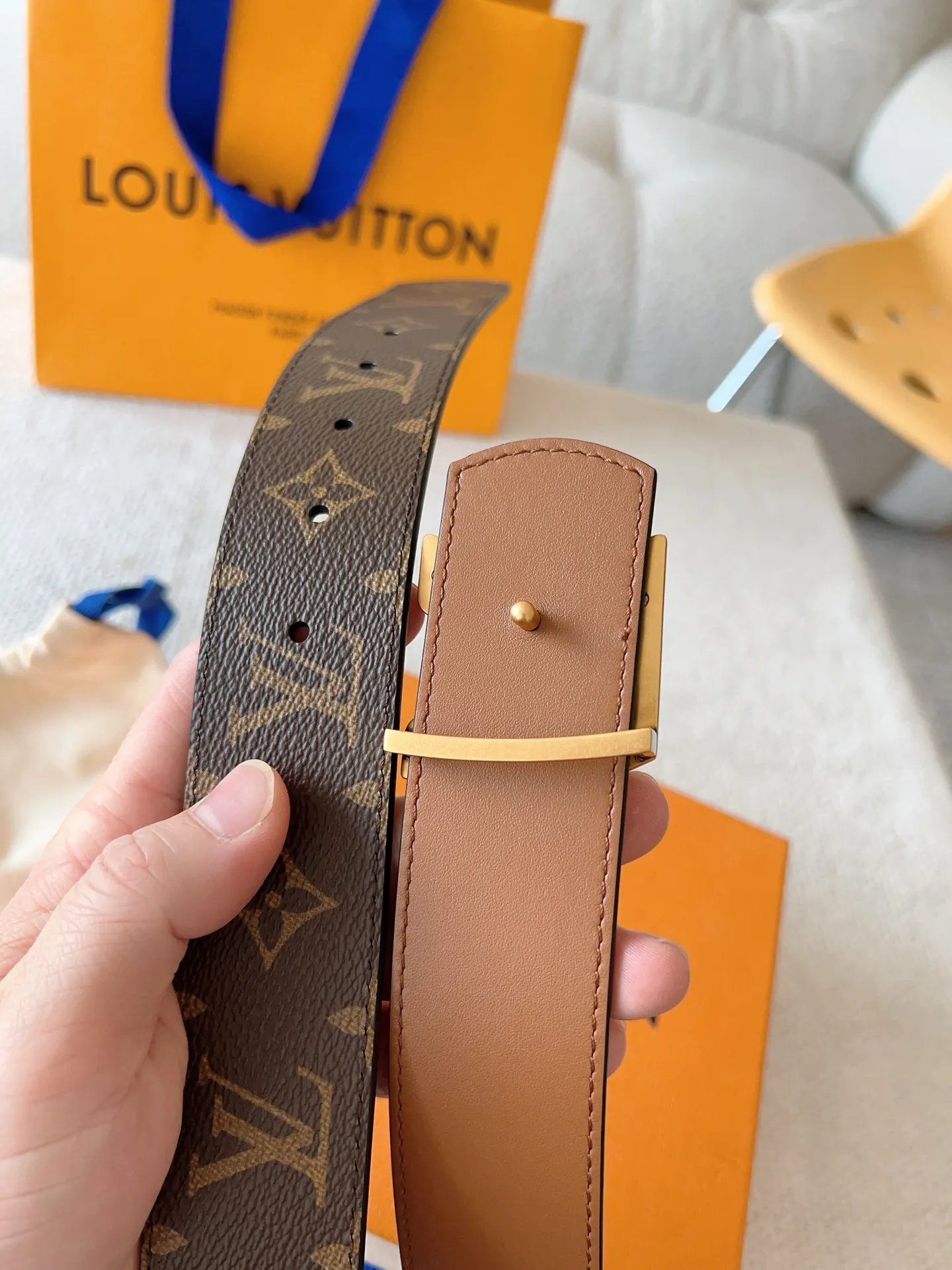 💰480💰Full package💰 💍Purchasing-grade LV Dimension⚡️Double-sided belt combines creative heritage with gorgeous street style⚡️Highlights the fashion vision of creative director Pharrell Williams. Monogram canvas paved outer layer⚡️LV Dimension metal buckle shimmers with subtle luster, making a statement in various occasions⚡️Width: 40mm