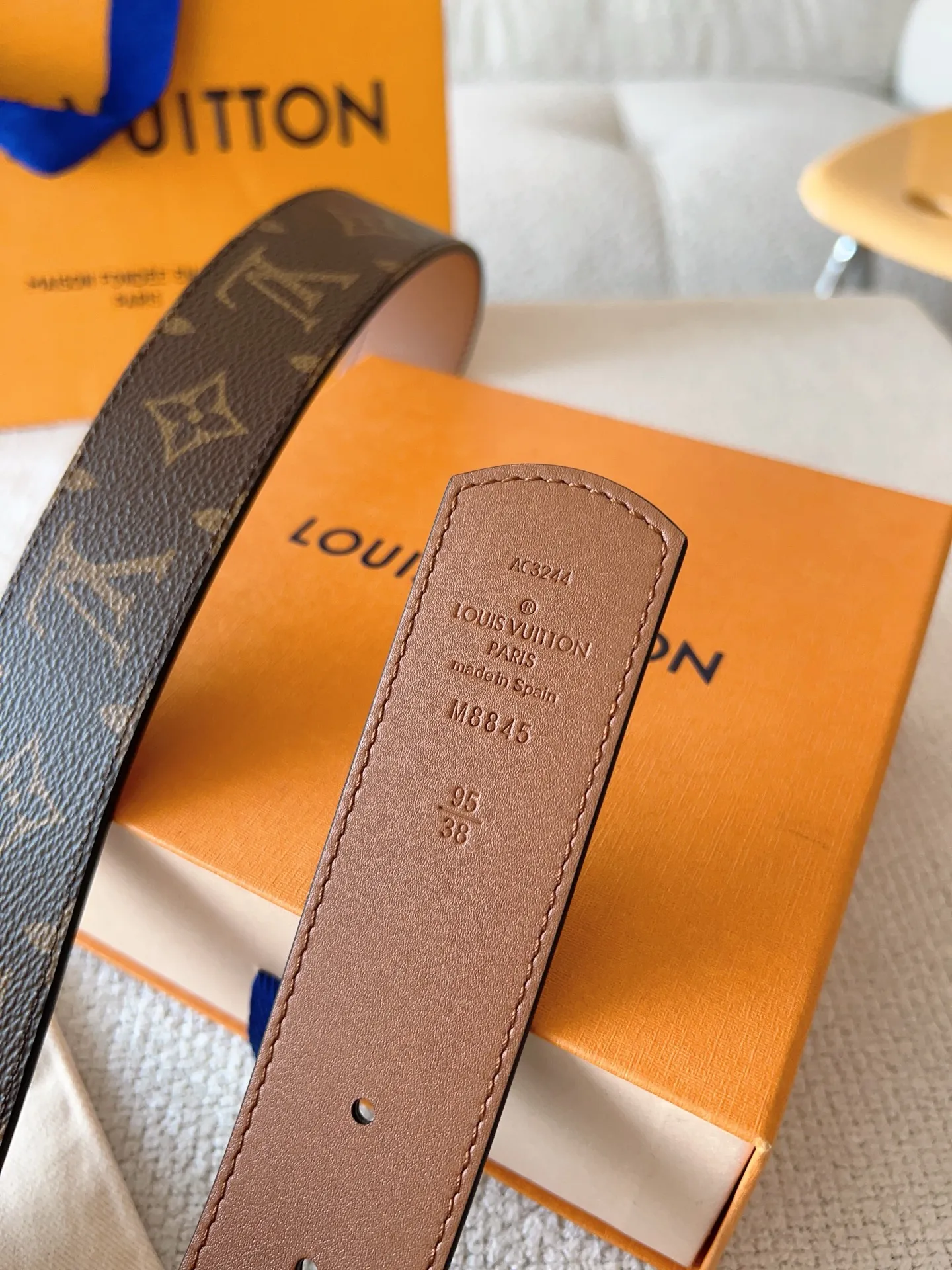 💰480💰Full package💰 💍Purchasing-grade LV Dimension⚡️Double-sided belt combines creative heritage with gorgeous street style⚡️Highlights the fashion vision of creative director Pharrell Williams. Monogram canvas paved outer layer⚡️LV Dimension metal buckle shimmers with subtle luster, making a statement in various occasions⚡️Width: 40mm