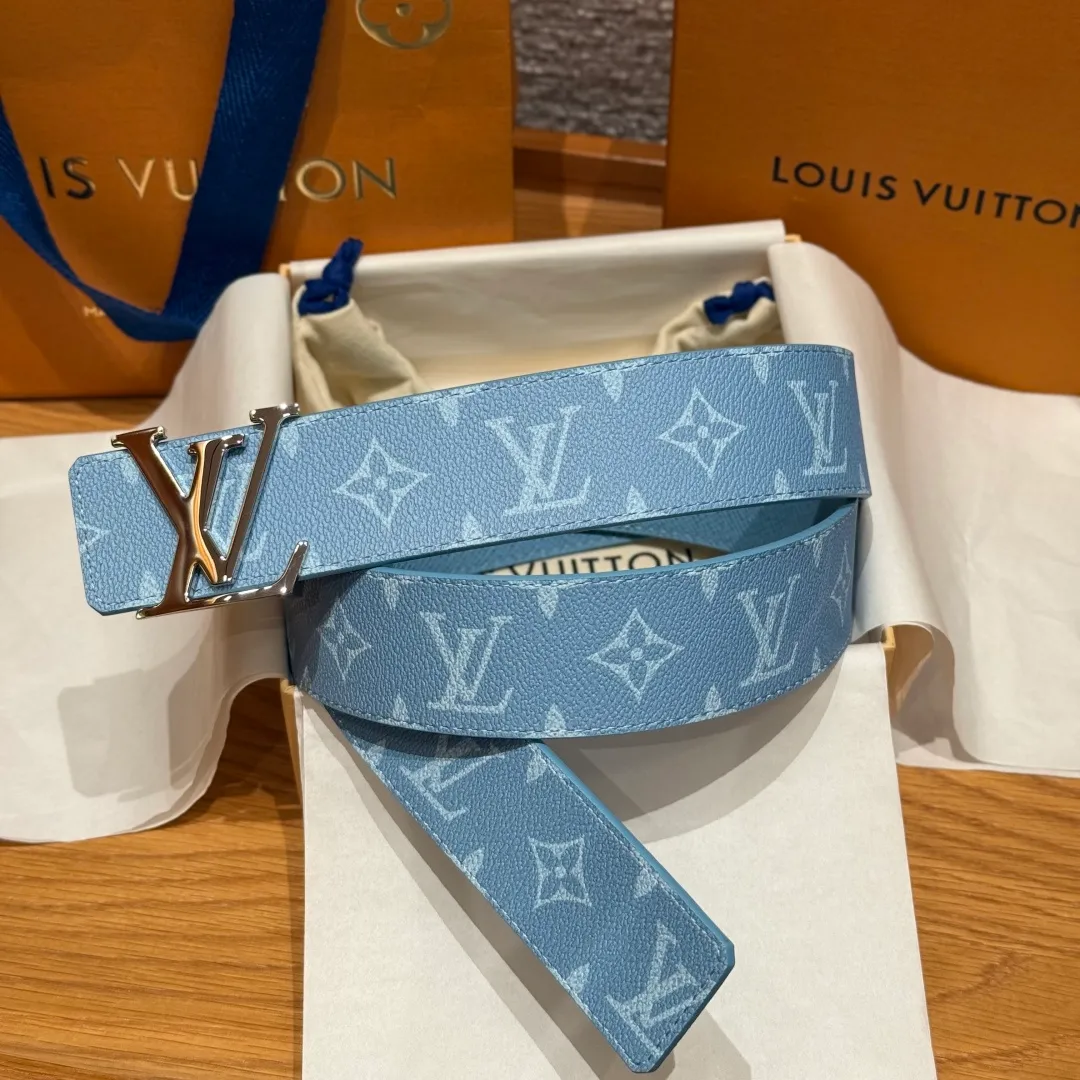 💰440💰Full package💰 💍Purchasing-grade LV men's double-sided belt. This double-sided belt is cleverly spliced ​​with Monogram canvas and smooth cow leather. The enamel buckle with brand letters highlights the iconic style. It once again witnesses the brand's exquisite craftsmanship. The modern design can be easily integrated into casual or formal looks. Width 4.0cm