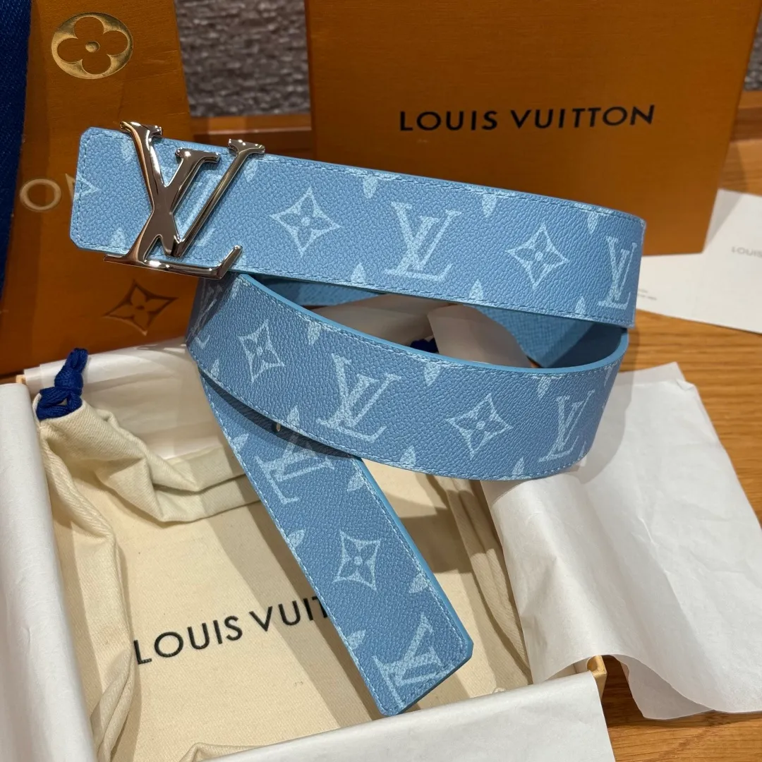 💰440💰Full package💰 💍Purchasing-grade LV men's double-sided belt. This double-sided belt is cleverly spliced ​​with Monogram canvas and smooth cow leather. The enamel buckle with brand letters highlights the iconic style. It once again witnesses the brand's exquisite craftsmanship. The modern design can be easily integrated into casual or formal looks. Width 4.0cm
